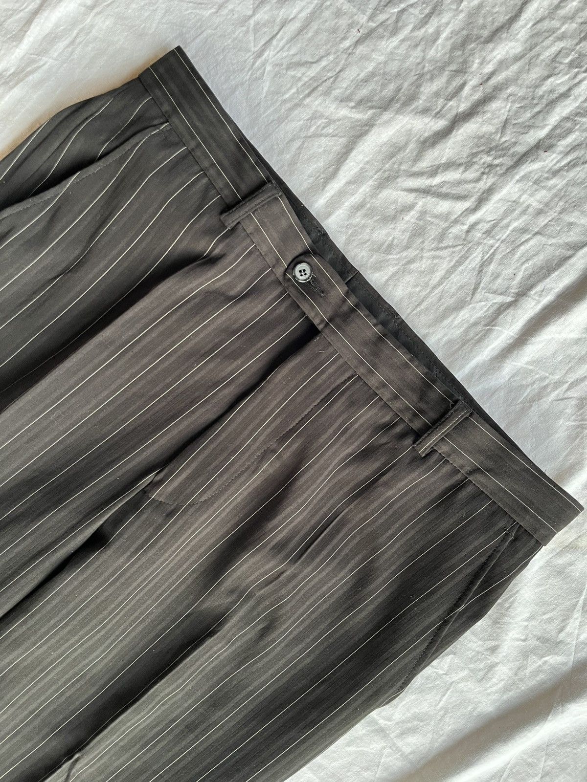 Japanese Brand Vintage Black Pinstripe Trousers Pleated Tailored Fit Y2K Size US 36 / EU 52 - 4 Thumbnail