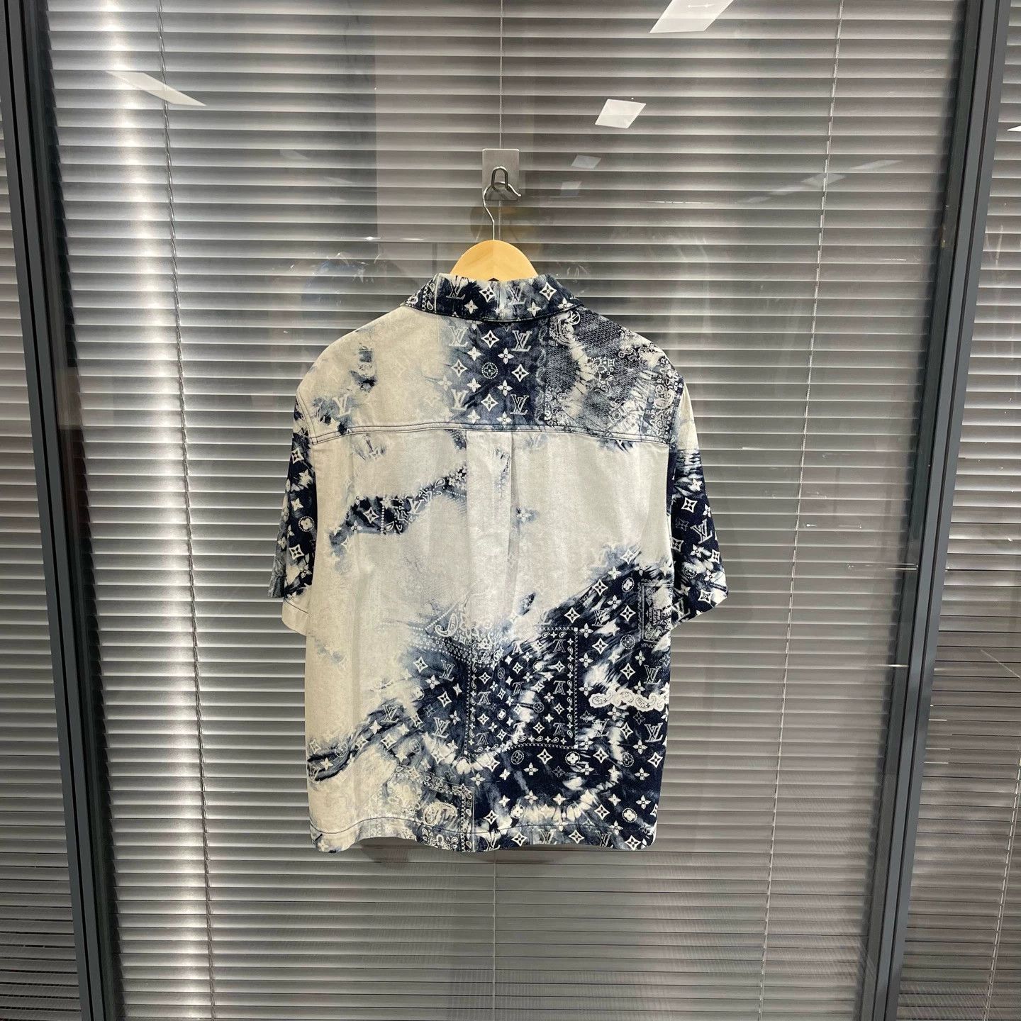 Louis Vuitton Louis Vuitton Monogram allover print short-sleeve shirt L Size US M / EU 48-50 / 2 - 2 Thumbnail