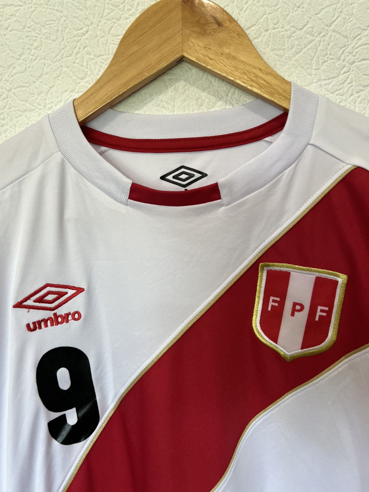 Umbro GUERRERO Peru Umbro 2018 Home Kit Soccer Jersey Football Size US M / EU 48-50 / 2 - 4 Thumbnail