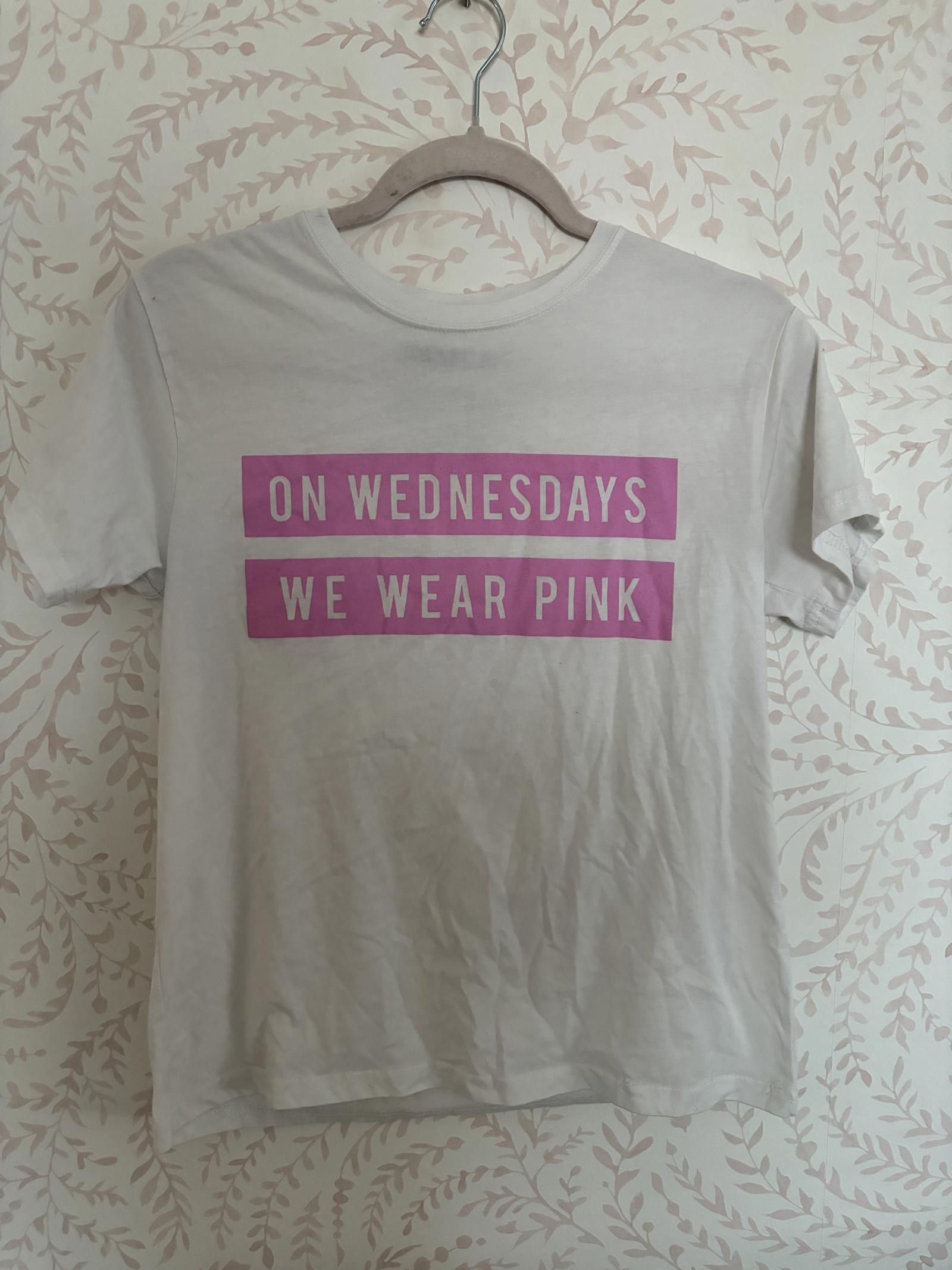 Designer NWOT Mean Girls 'On Wednesdays We Wear Pink' T-Shirt Size M / US 6-8 / IT 42-44 - 1 Thumbnail