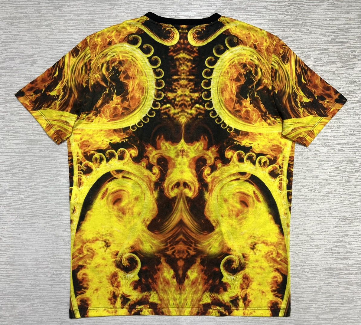 Givenchy Givenchy - Riccardo Tisci - “Madonna In Flames” T-Shirt Size US S / EU 44-46 / 1 - 2 Thumbnail