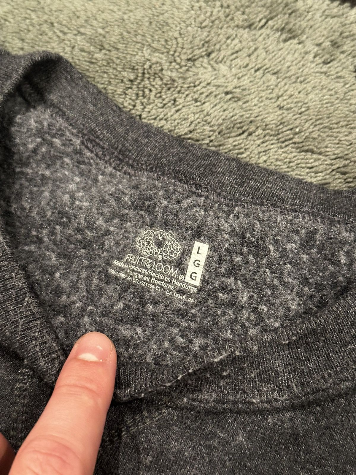 Fruit Of The Loom × Vintage Vintage Fruit Of The Loom Dark Grey Blank Sweatshirt Size US L / EU 52-54 / 3 - 3 Thumbnail
