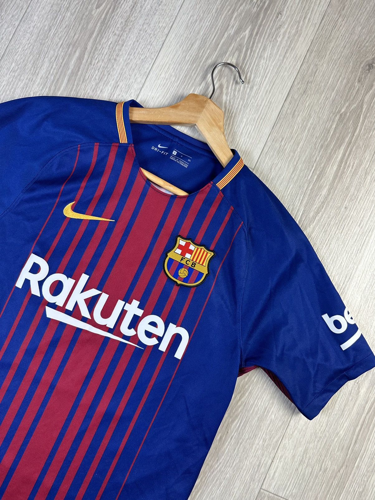 Nike Nike Barcelona 2017-2018 Home Football Shirt Soccer Jersey Size US S / EU 44-46 / 1 - 2 Thumbnail