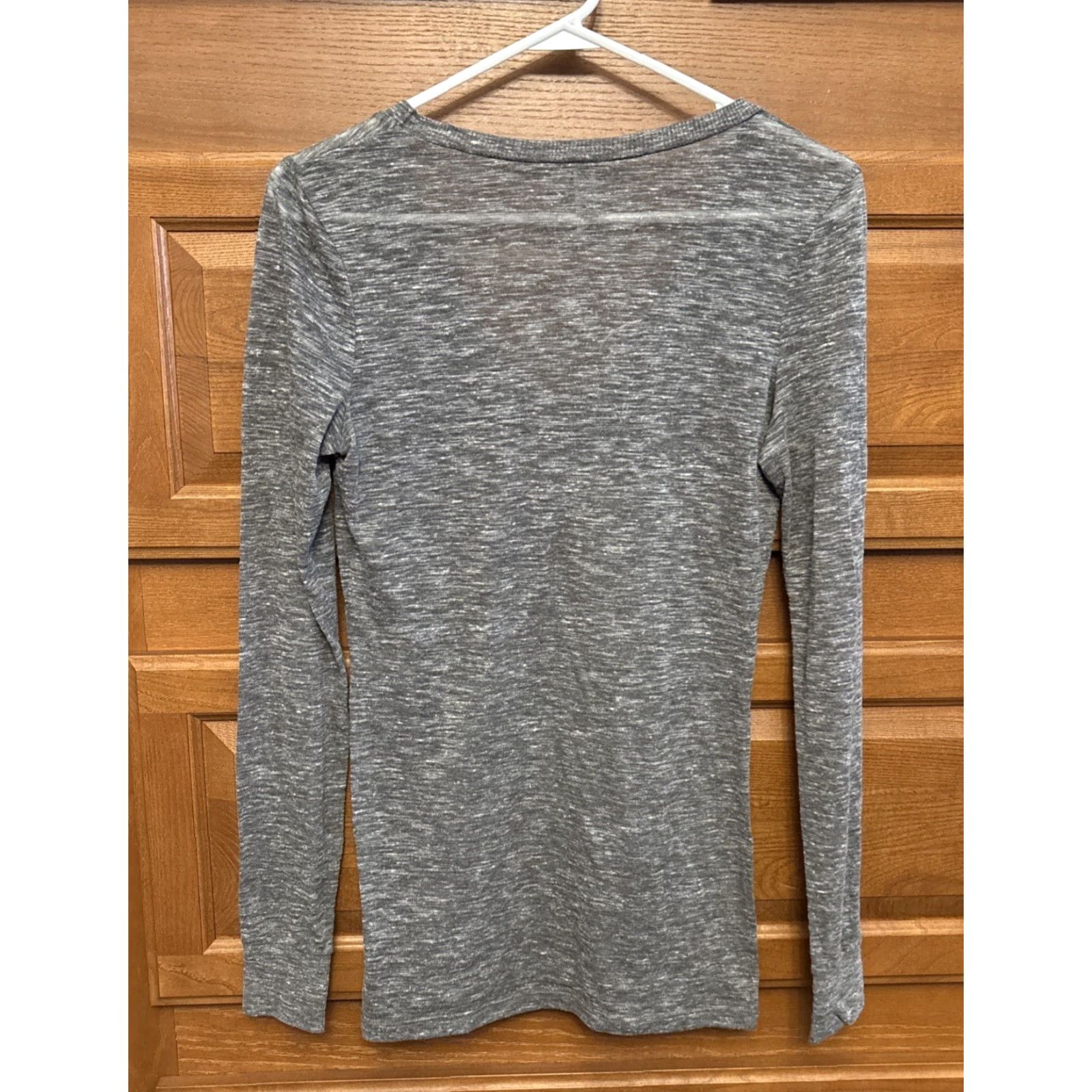 BKE BKE Blouse Shirt L Gray Heathered Knit Lightweight Sheer Long Sleeve V-Neck Women's Juniors Slim Size L / US 10 / IT 46 - 2 Thumbnail