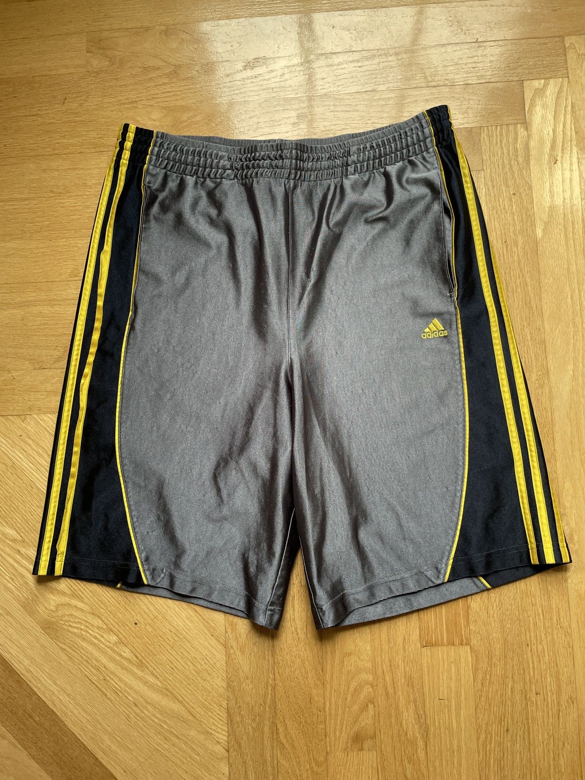 Adidas VTG 00’s Adidas Y2K Basketball Baggy Shorts Shiny Gray Large Size US 34 / EU 50 - 1 Thumbnail