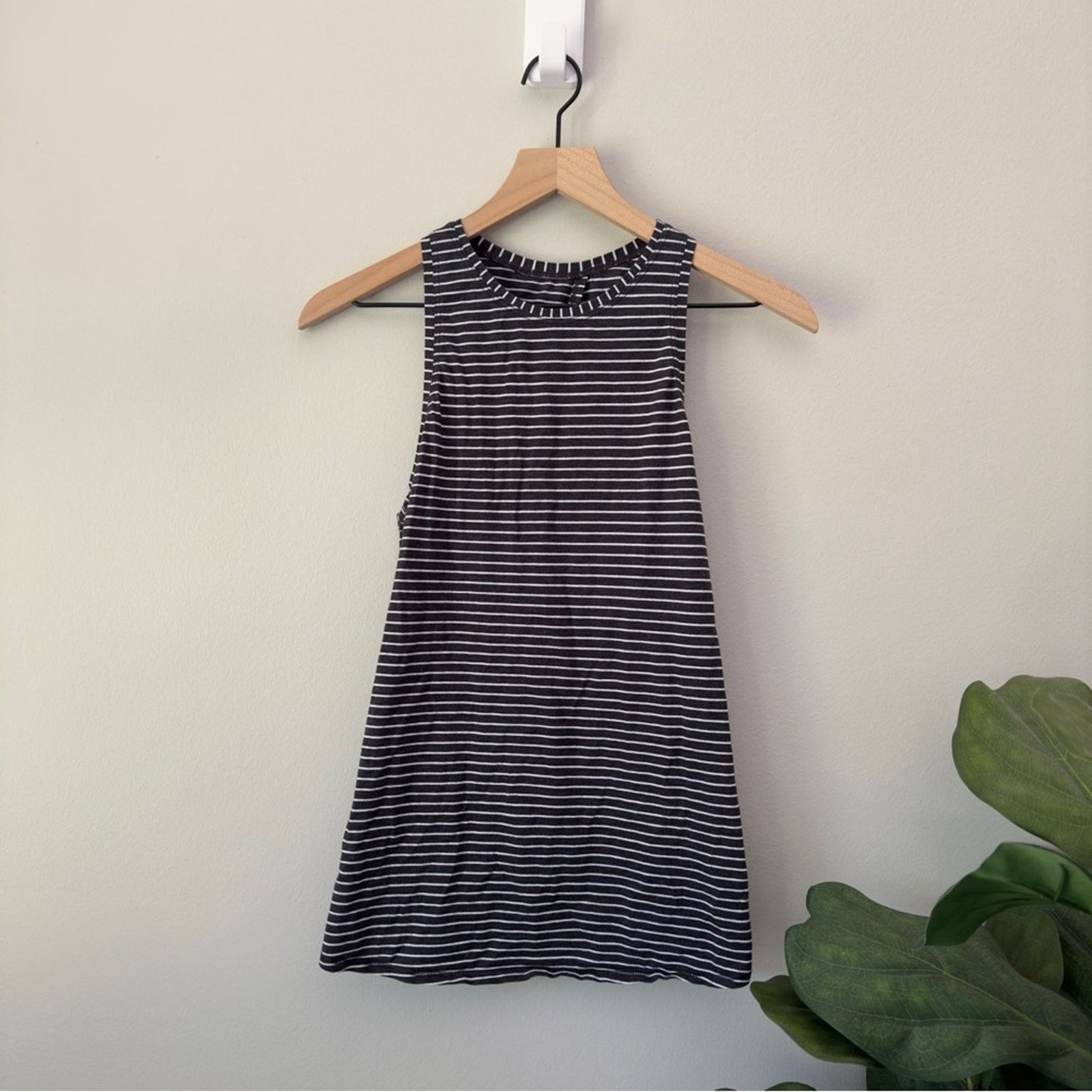 Lululemon Lululemon All Tied Up Tank Modern Stripe Heathered Black EUC Size S / US 4 / IT 40 - 4 Thumbnail