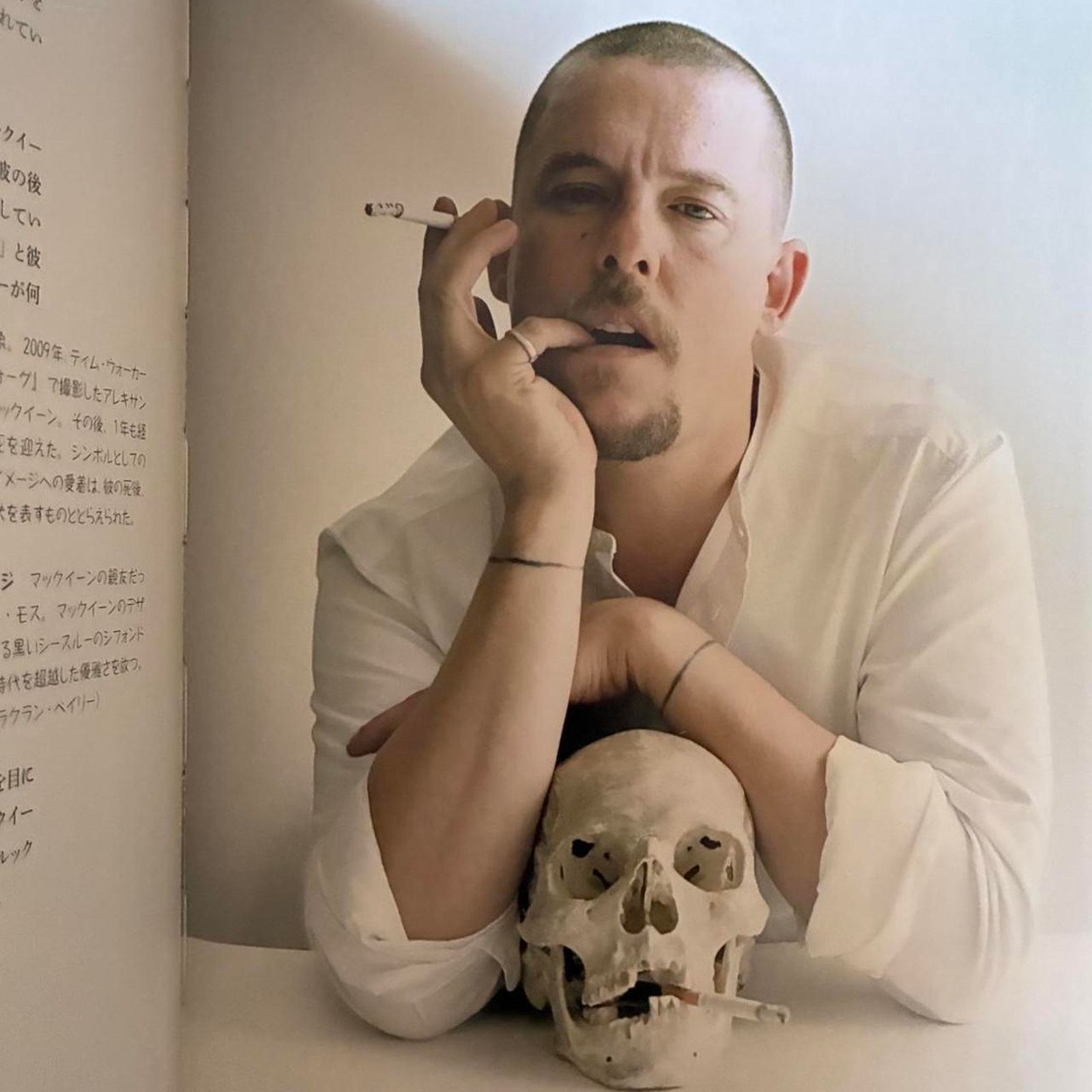 Alexander McQueen × Vintage Vogue on alexander mcqueen Published by GAIA BOOKS Size ONE SIZE - 3 Thumbnail