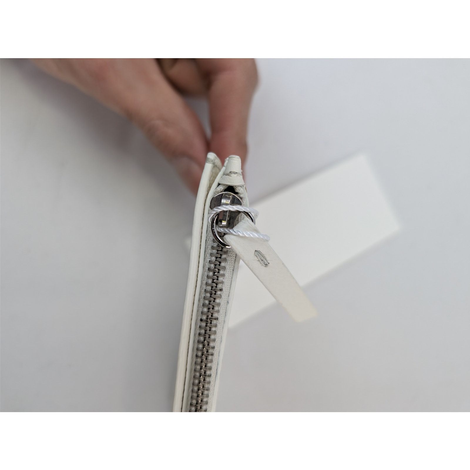 Maison Margiela o1rshd1 Size: OS / Grainy Leather Money Clip Wallet in White Size ONE SIZE - 6 Thumbnail
