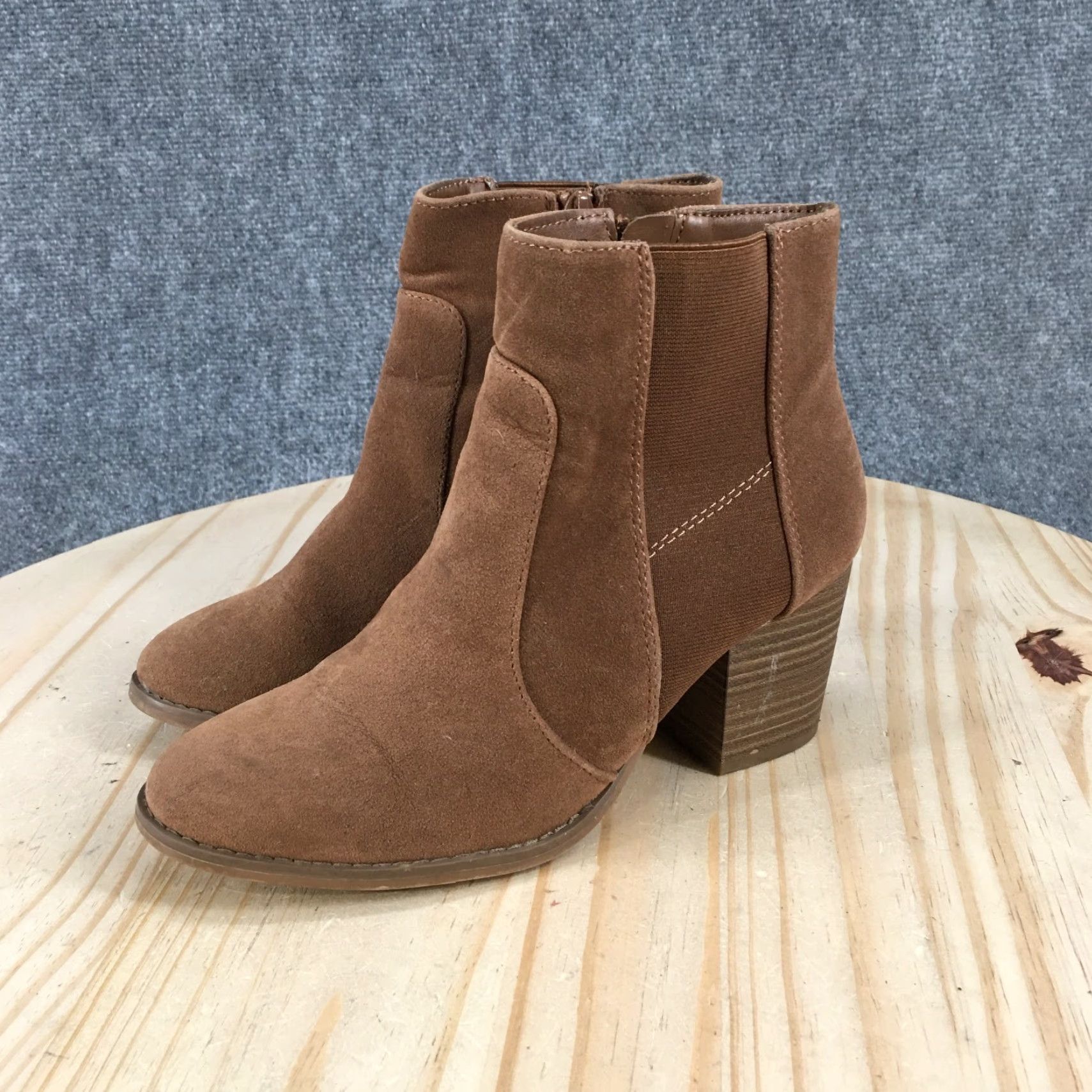 Vintage Universal Thread Boots Womens 7 Catlin Ankle Bootie Brown Side Zip Block Heels Boots Womens Catlin Brown Ankle Bootie Block Heel 7"} Size US 7 / IT 37 - 7 Thumbnail