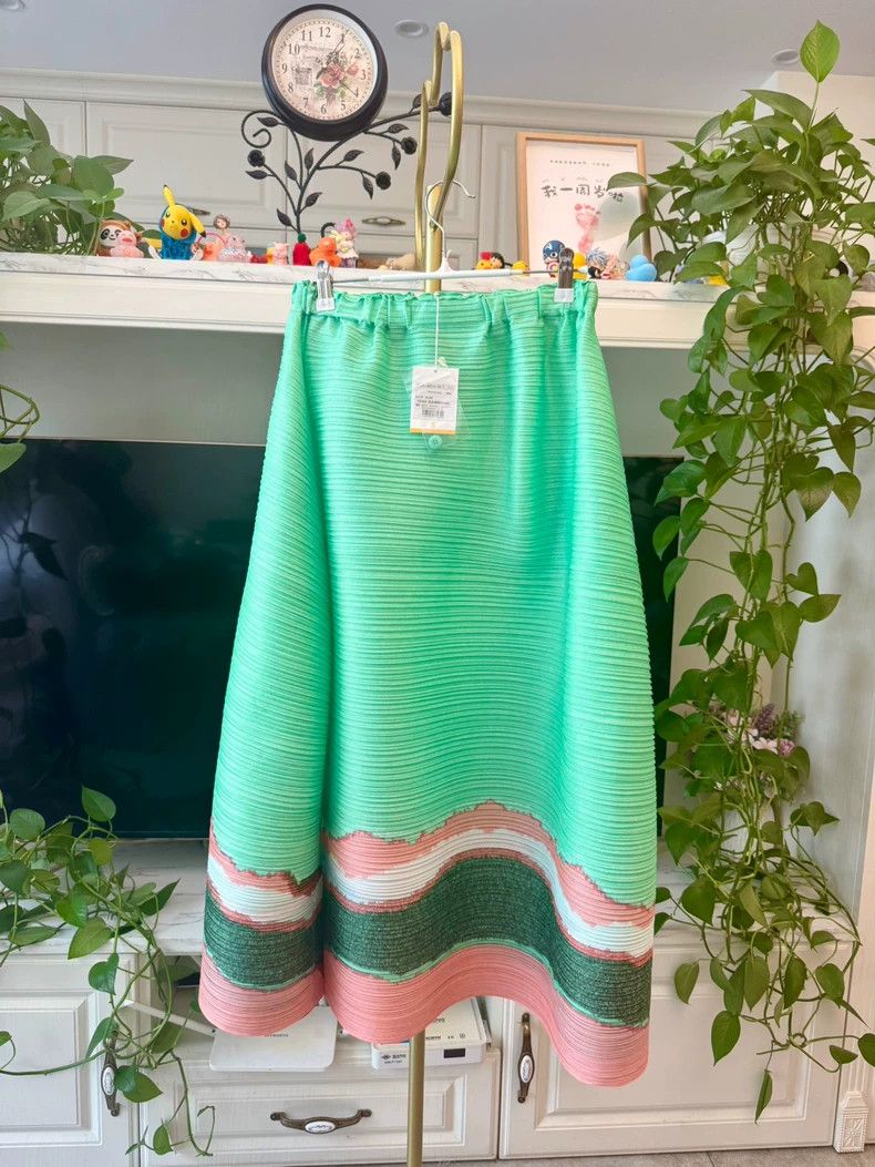 Issey Miyake Issey Miyake size:5 Green spring skirt Size 42" / US 20 - 2 Thumbnail