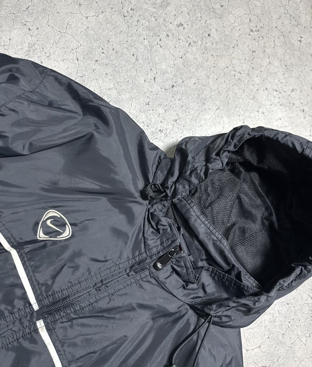 Nike Nike Vintage 90’s Nylon Black Light Windbreakers Jacket Size US L / EU 52-54 / 3 - 4 Thumbnail