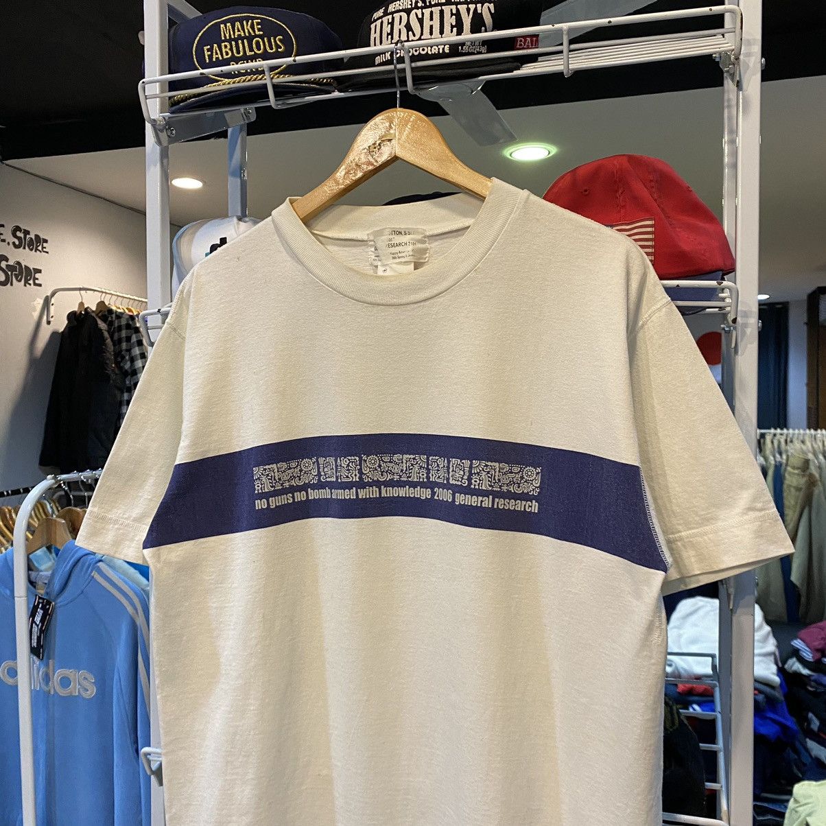 General Research × Mountain Research 2006 General Research “no guns no bomb armed with knowledge” Size US L / EU 52-54 / 3 - 3 Thumbnail