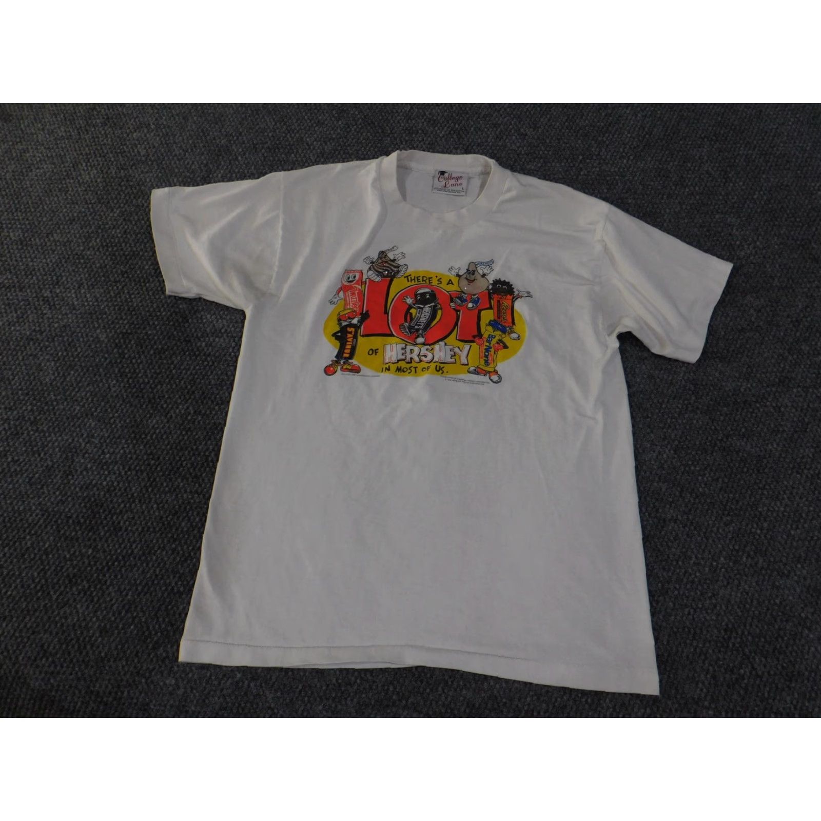 Vintage VINTAGE Hershey Shirt Mens Large White Graphic Print 90s Candy Bar Reese's Twizzlers Hershey's Kiss 5th Avenue Bar None 1995 College Lane T-Shirt Mens Size US L / EU 52-54 / 3 - 2 Thumbnail