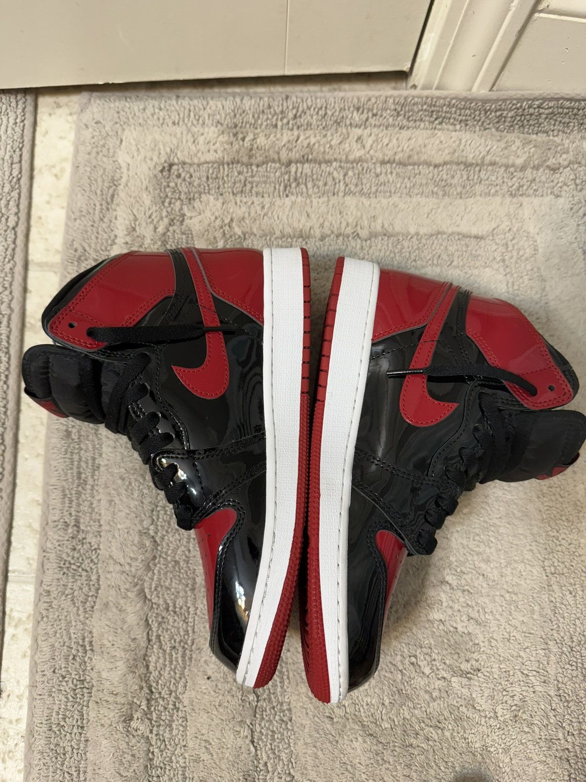 Jordan Brand Jordan 1 High Patent Bred Size US 7 / EU 40 - 2 Thumbnail