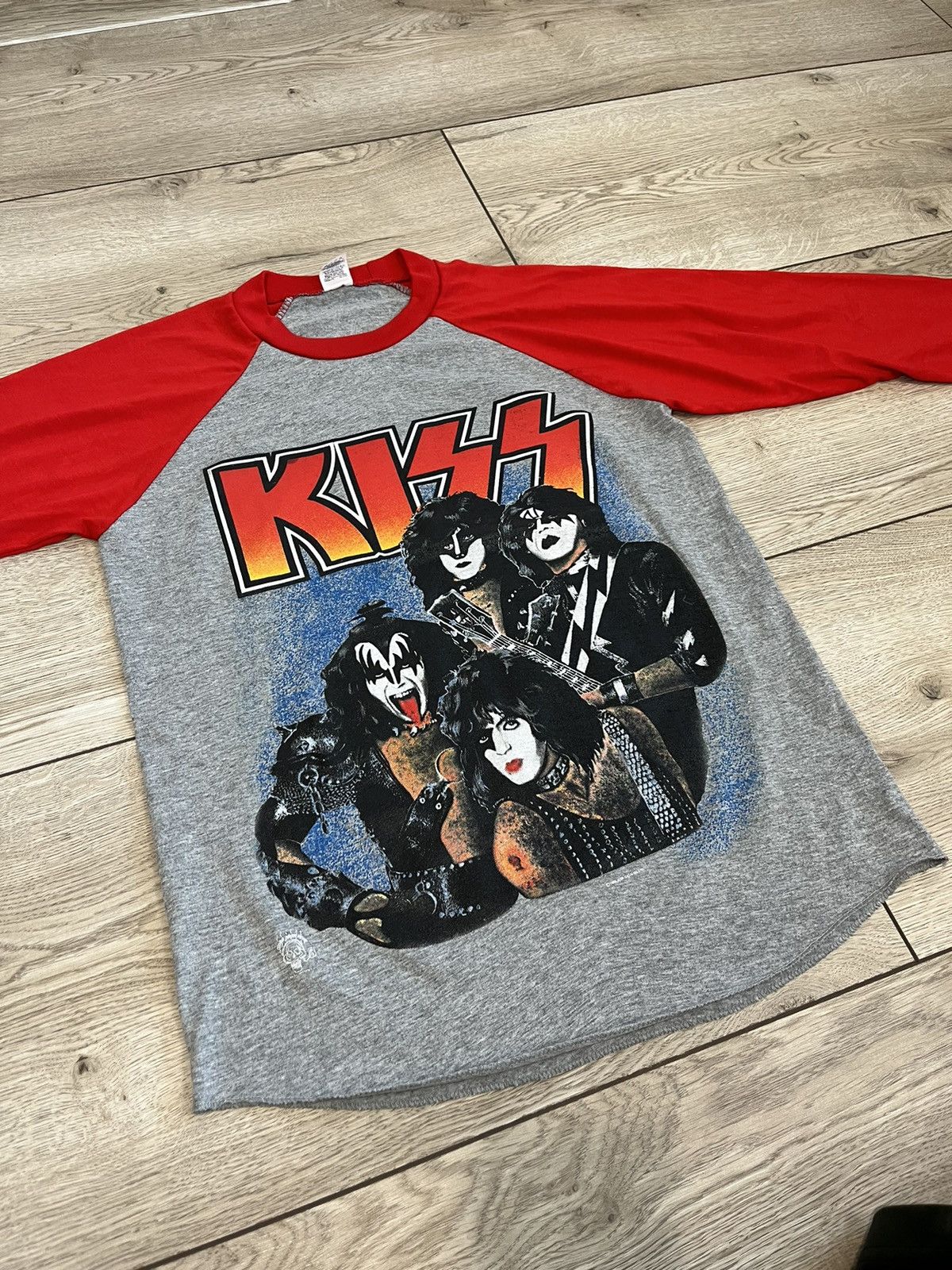 Band Tees × KISS × Vintage Vintage 1983 KISS band 3/4 t shirt single stitched raglan Size US S / EU 44-46 / 1 - 3 Thumbnail