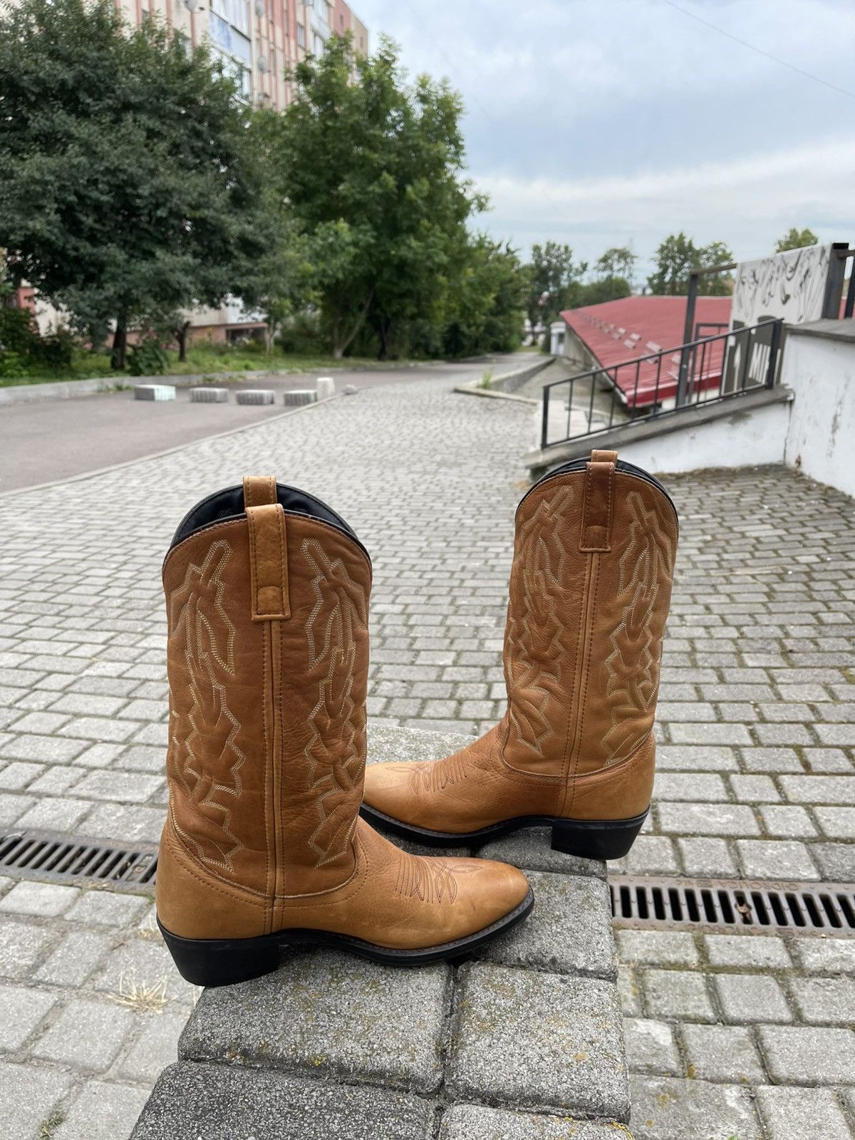 Cowboy Equipment Vintage Laredo Oxblood Red Leather Cowboy Boots Size 8 Size US 8 / EU 41 - 6 Thumbnail