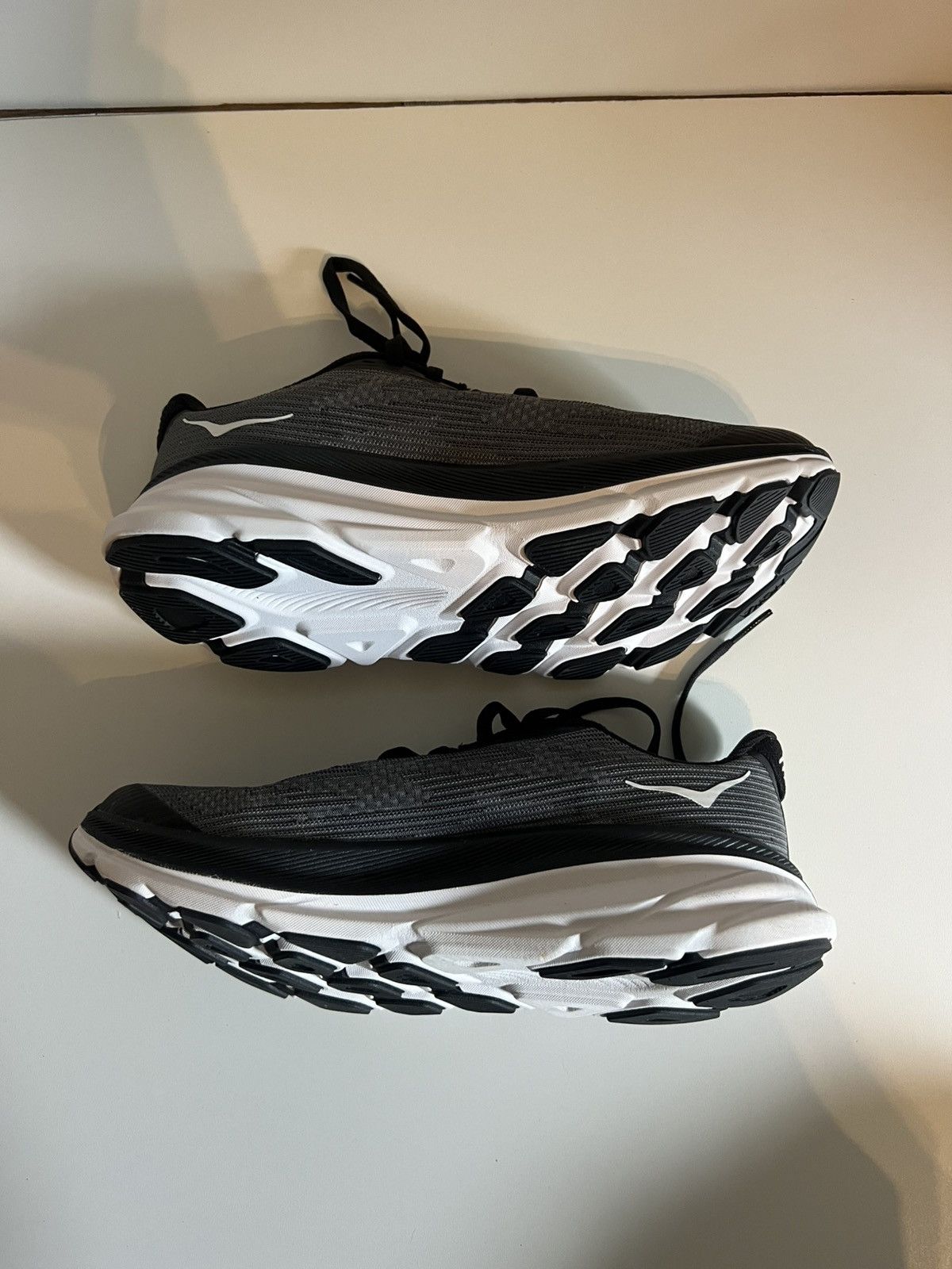 Hoka Size 5y - Hoka One One Clifton 9 Black White GS Size US 5 / EU 37 - 3 Thumbnail