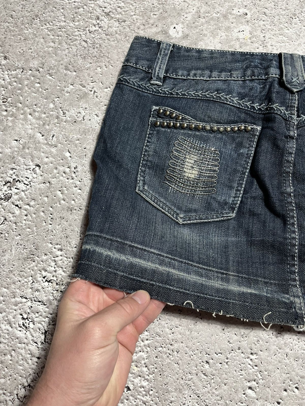 Guess × Vintage Y2K Guess Jeans Peace Patch Mini Denim Skirt Size M Size 30" / US 8 / IT 44 - 7 Thumbnail