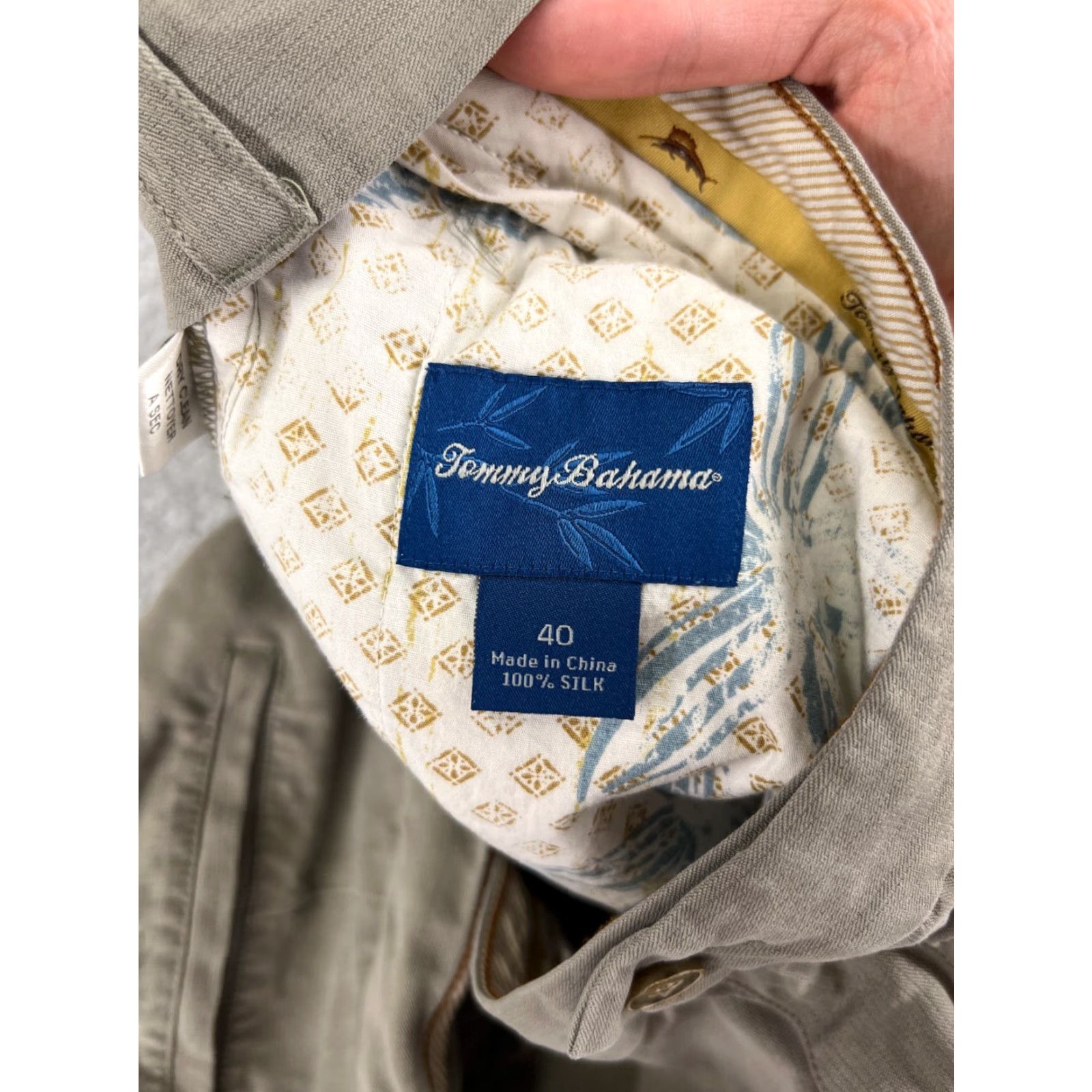 Tommy Bahama Tommy Bahama Shorts Men 40 Beige Bermuda Silk Pleated Beach Resort Vacation Chino Casual Pockets Logo 100% Silk Vintage No Size US 40 / EU 56 - 4 Thumbnail