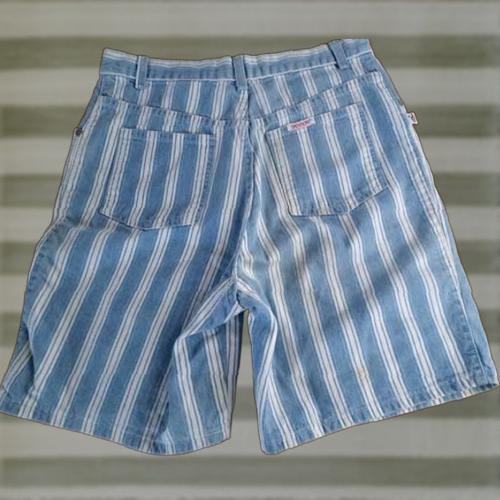 Vintage Sassoon Woman Bermuda Shorts USA Made Striped Blue 100% Cotton Size 9 Womens Casual Activewear Size 30" / US 8 / IT 44 - 1 Thumbnail