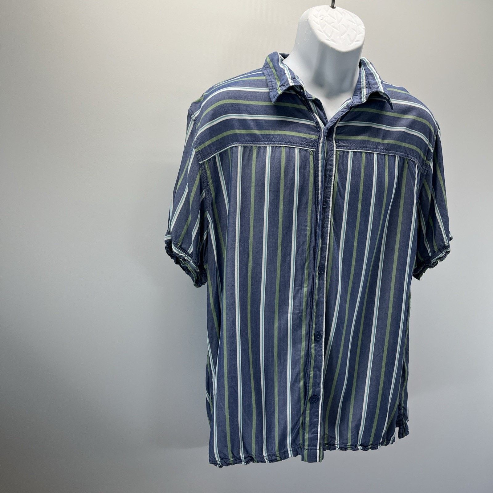 Other Free Assembly mens button down shortsleeve shirt sz L Size US L / EU 52-54 / 3 - 2 Thumbnail
