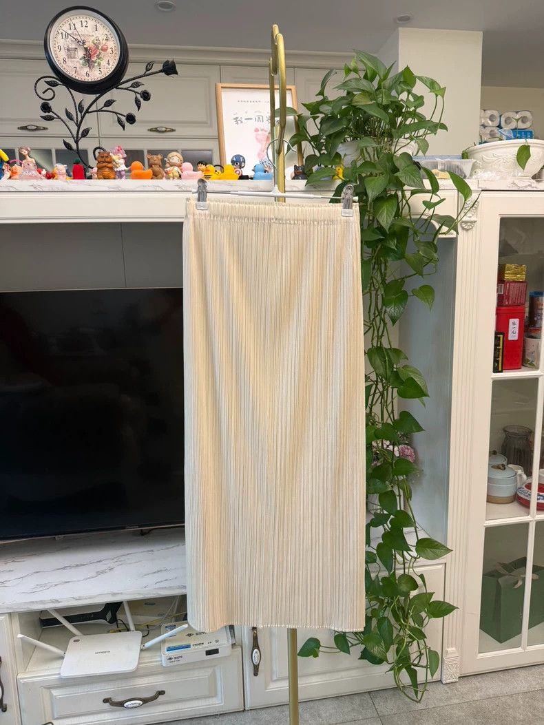 Issey Miyake Issey Miyake size:4 Milky white pleated skirt Size 31" - 1 Thumbnail