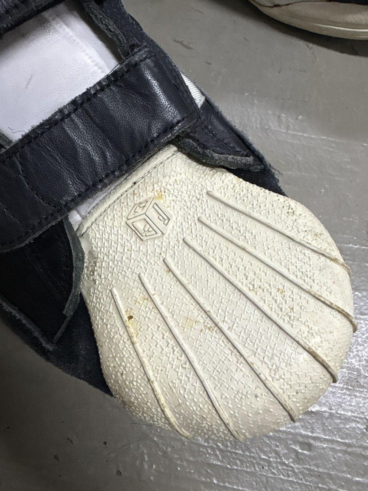 General Research General Research 90s Velcro Shoes Adidas Superstar Style Size US 10 / EU 43 - 5 Thumbnail