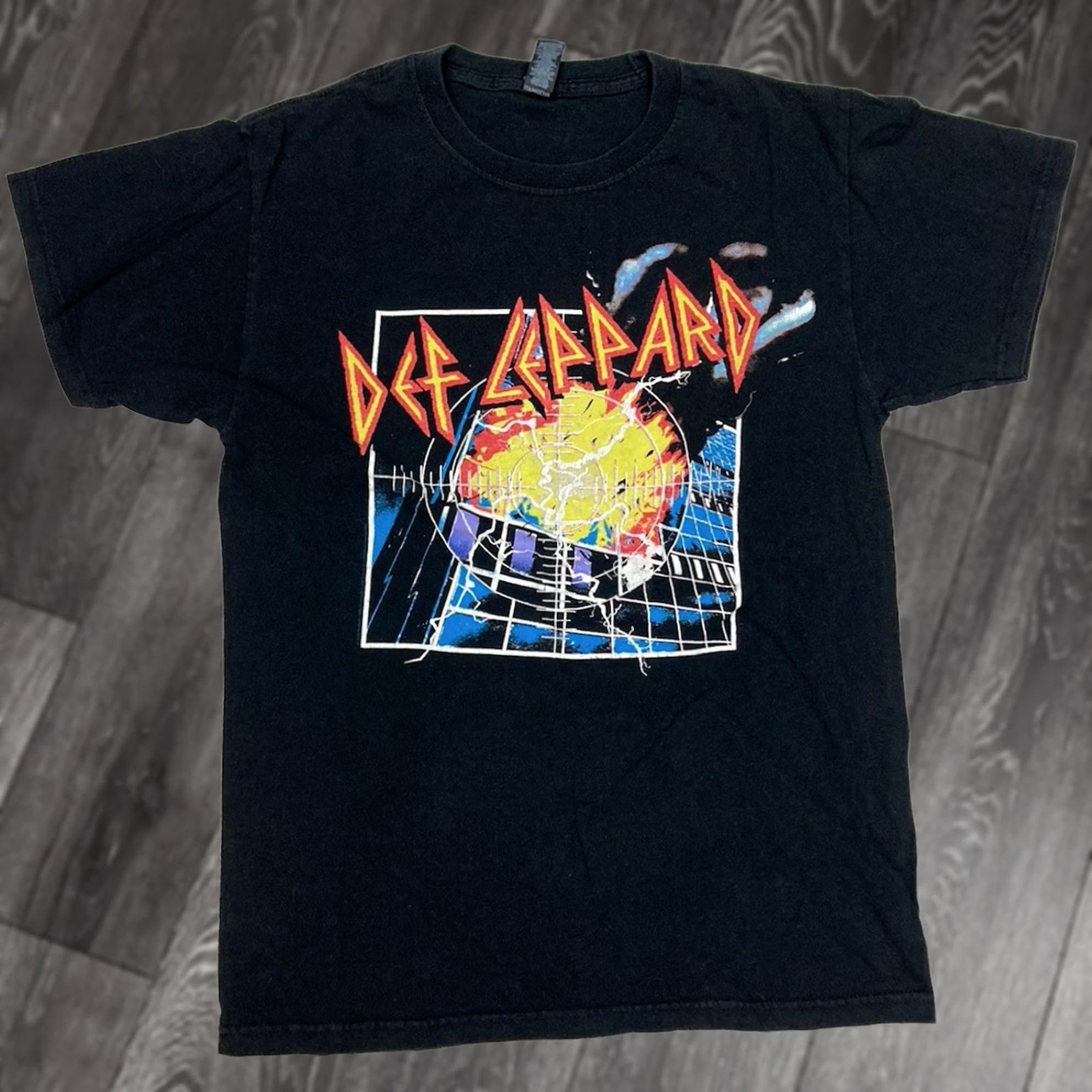 Vintage VINTAGE Def Leppard Graphic T-shirt Women Small Black Short Sleeve Music Size S / US 4 / IT 40 - 1 Thumbnail