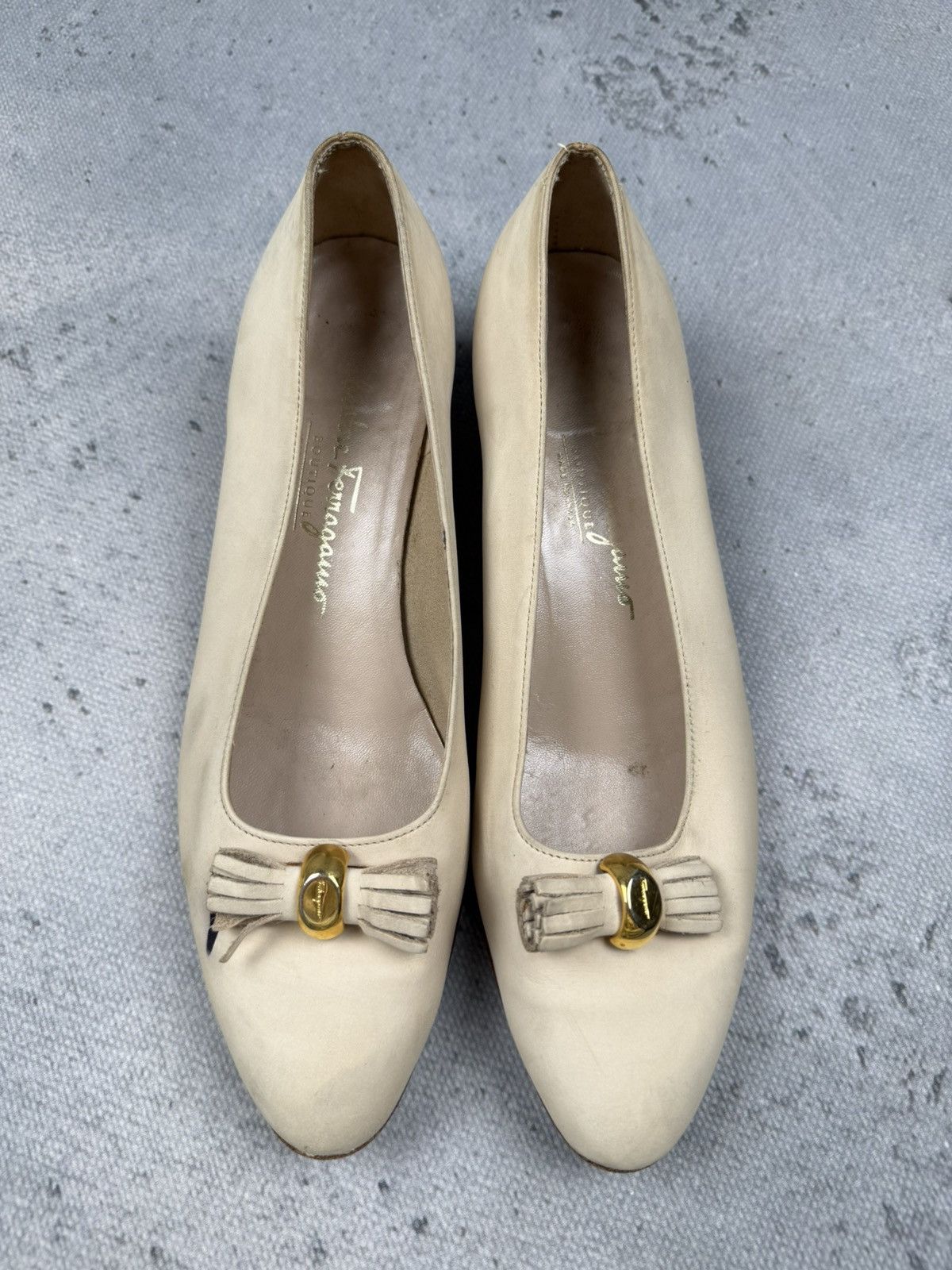 Salvatore Ferragamo Salvatore Ferragamo Vintag Cream Leather Pumps Gold Hardware Size US 8.5 / IT 38.5 - 10 Thumbnail