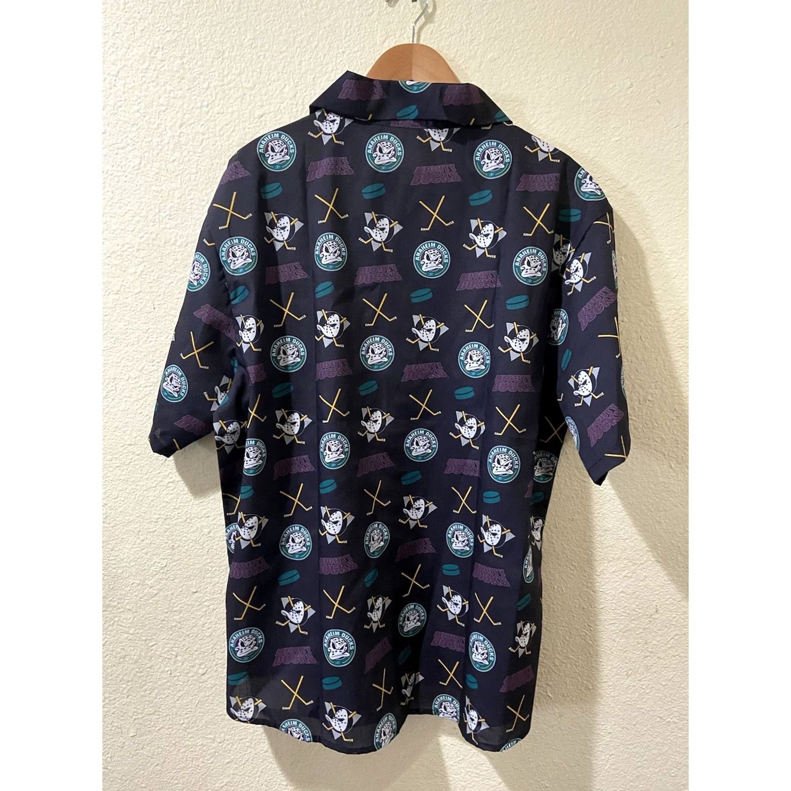 Vintage Mighty Ducks Button-Up Shirt XL All Over Print Men Black Short Sleeve Button-Up Ducks Shirt XL Men Black All Over Print Size US XL / EU 56 / 4 - 2 Thumbnail