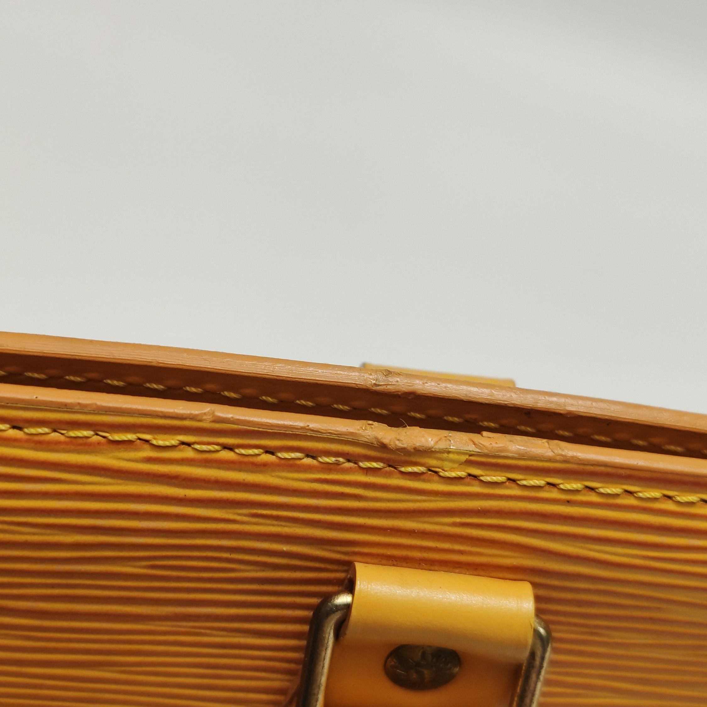 Louis Vuitton Louis Vuitton (LV) Sac Triangle Medium Cowhide Solid Color Size ONE SIZE - 8 Thumbnail