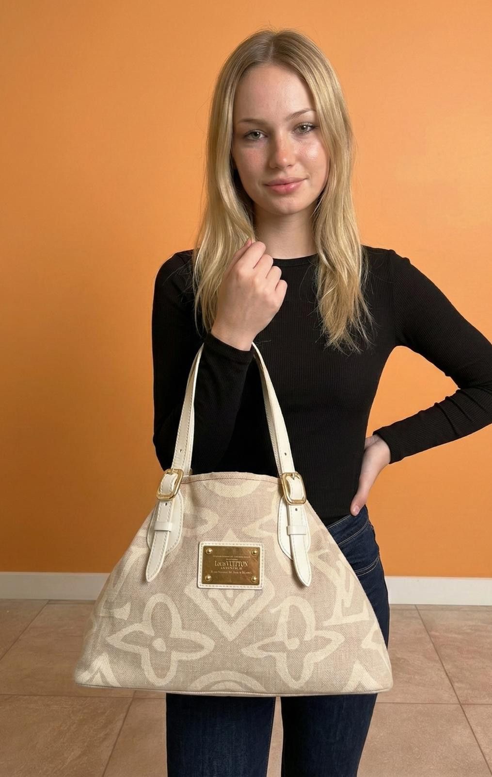 Louis Vuitton Louis Vuitton - Beige Monogram Canvas Handbag Size ONE SIZE - 1 Thumbnail