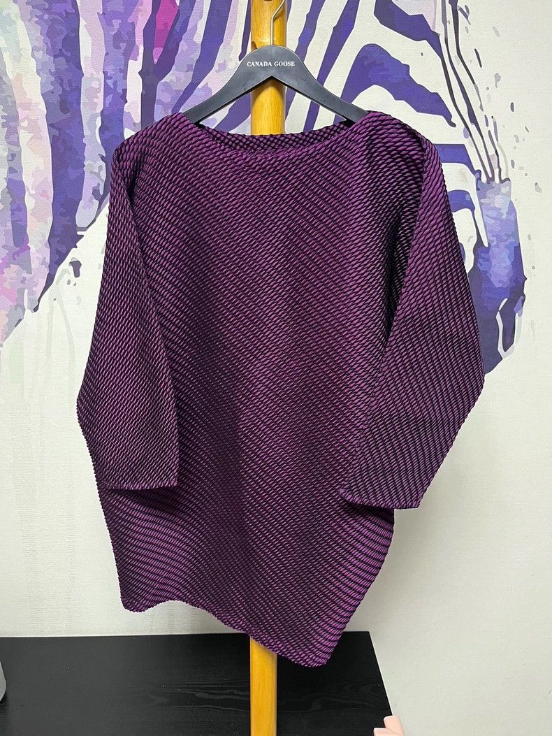 Issey Miyake Issey Miyake size:2 A deep purple fish-scale pleated blous Size S / US 4 / IT 40 - 1 Thumbnail