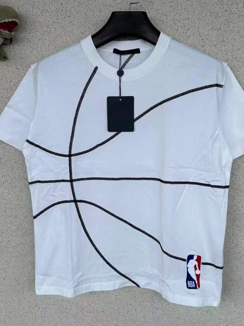 Louis Vuitton Louis Vuitton x NBA Basketball Print T-Shirt Size L Size US L / EU 52-54 / 3 - 1 Thumbnail