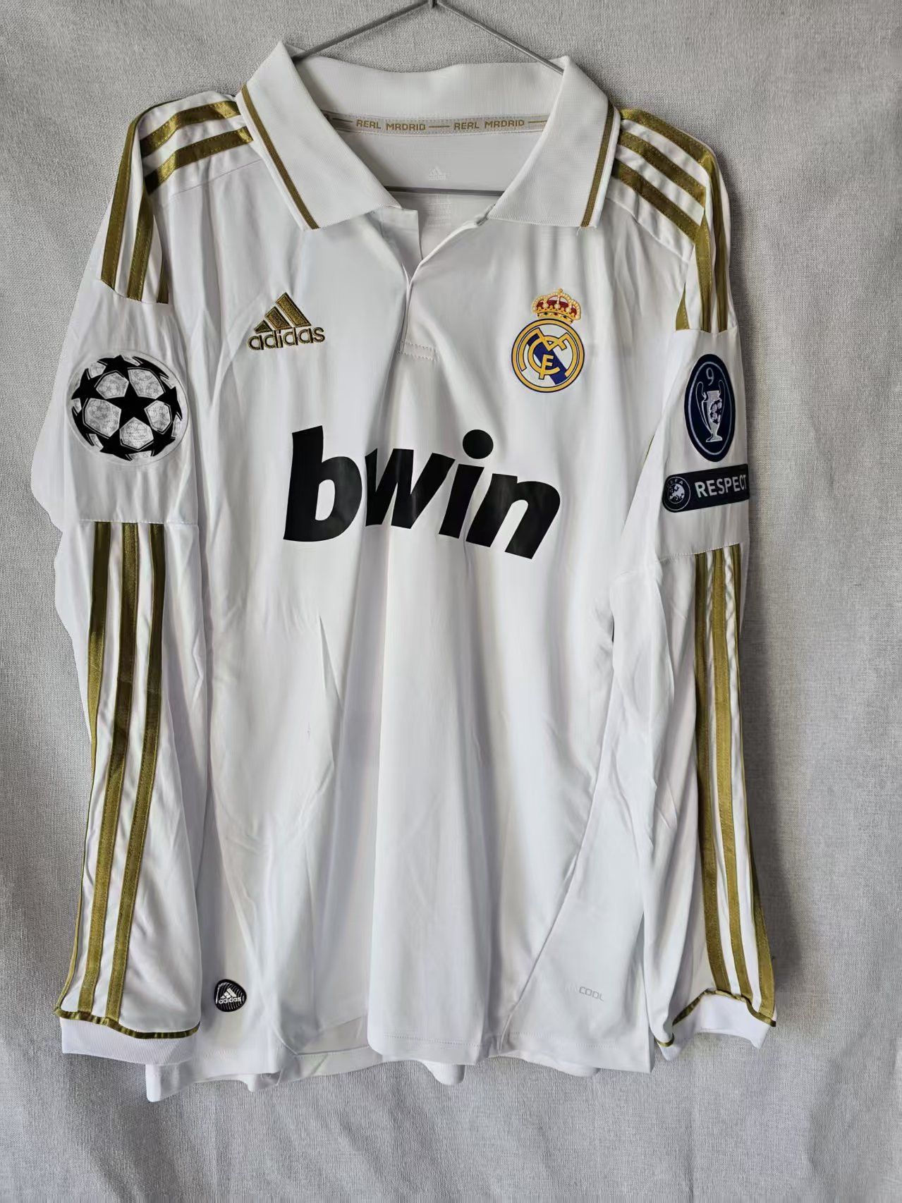 Other 2011 12 Real Madrid #10 Mesut Özil Jersey Size US M / EU 48-50 / 2 - 2 Thumbnail