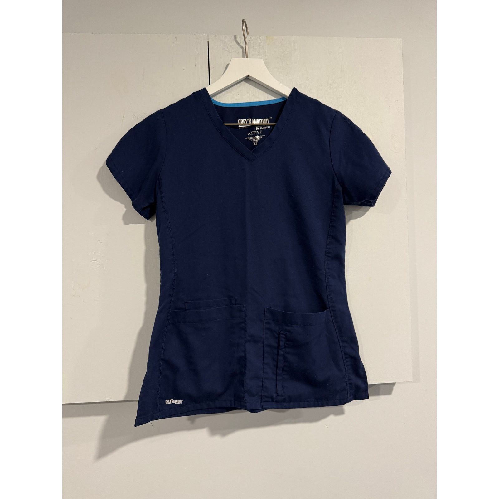 Other Greys Anatomy Barco Navy Blue Scrub Top Size XS Size XS / US 0-2 / IT 36-38 - 1 Thumbnail