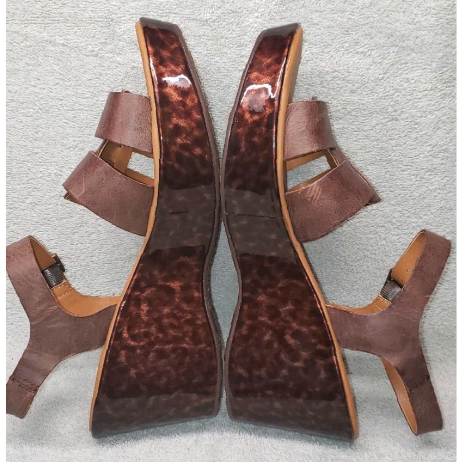 Vintage Korks Women's T-strap Wedge Sandal Leather Upper, Brown Glossy Leopard Pattern, Size 9M, Buckle, Wedge Heel, Medium Cushioning, Vintage No Size US 9 / IT 39 - 7 Thumbnail