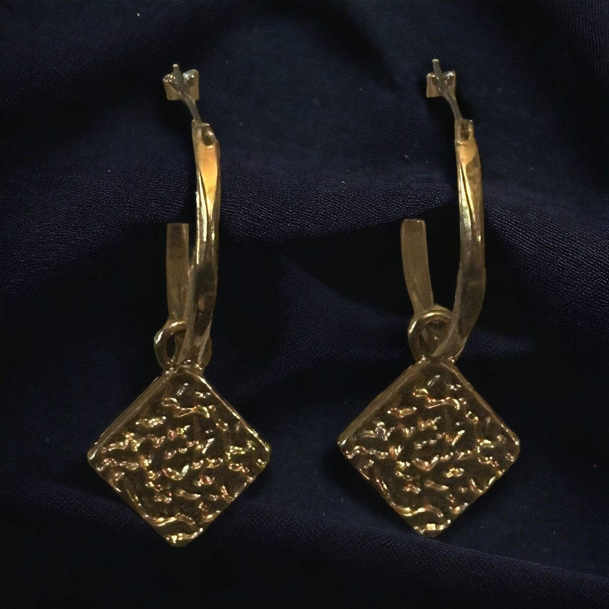 Other Gold tone hexagon hoop earrings with pebbled charm Size ONE SIZE - 4 Thumbnail