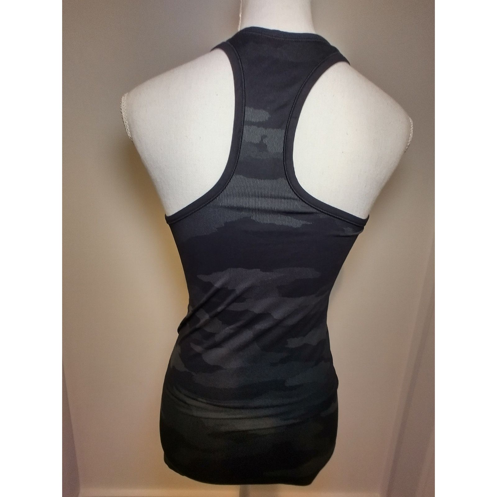 Athleta Athleta Women Momentum Tank Top Camouflage Racerback Size XS Size XS / US 0-2 / IT 36-38 - 4 Thumbnail