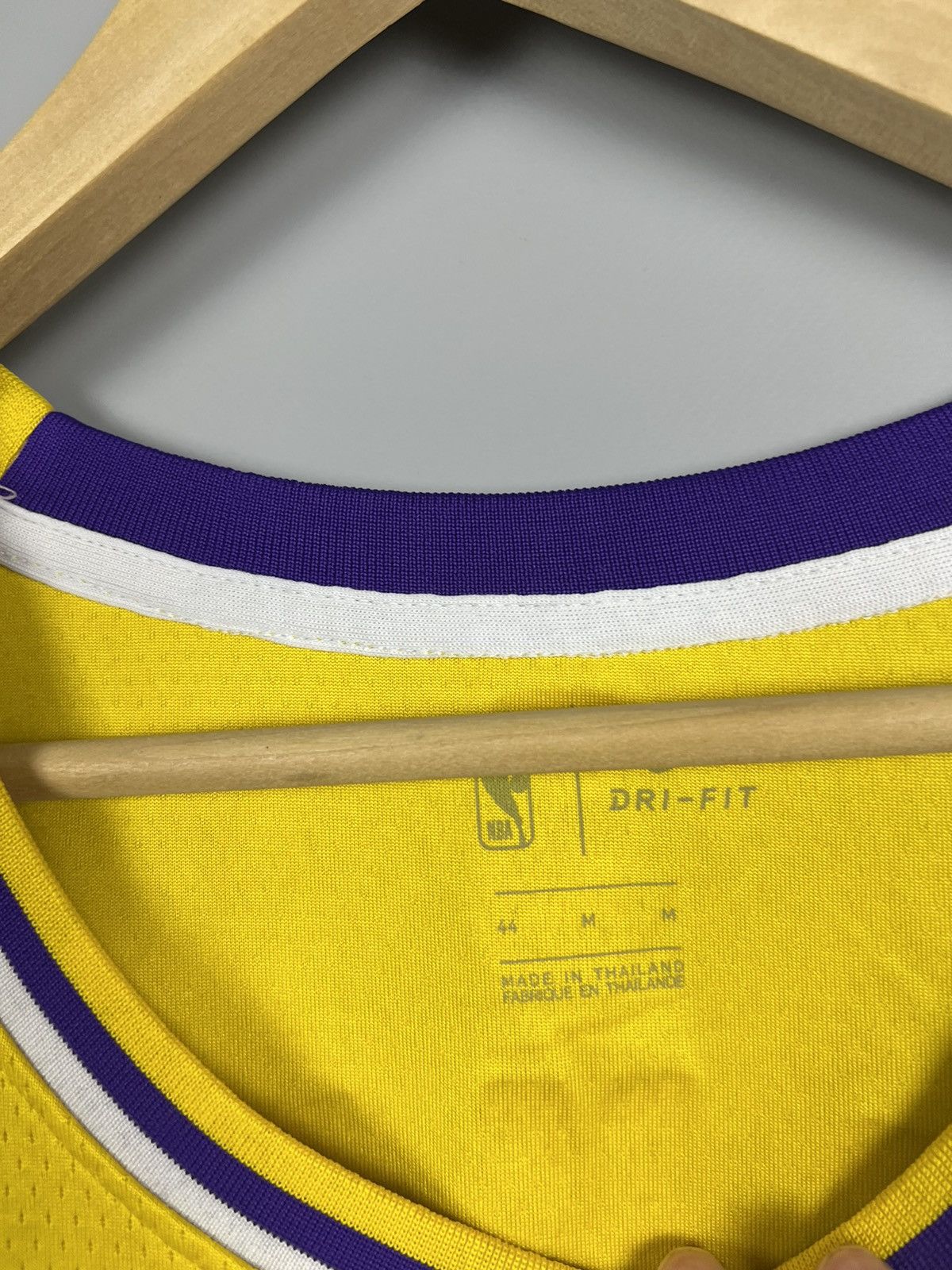Nike Los Angeles Lakers Lebron James 23 Jersey Size US M / EU 48-50 / 2 - 7 Thumbnail