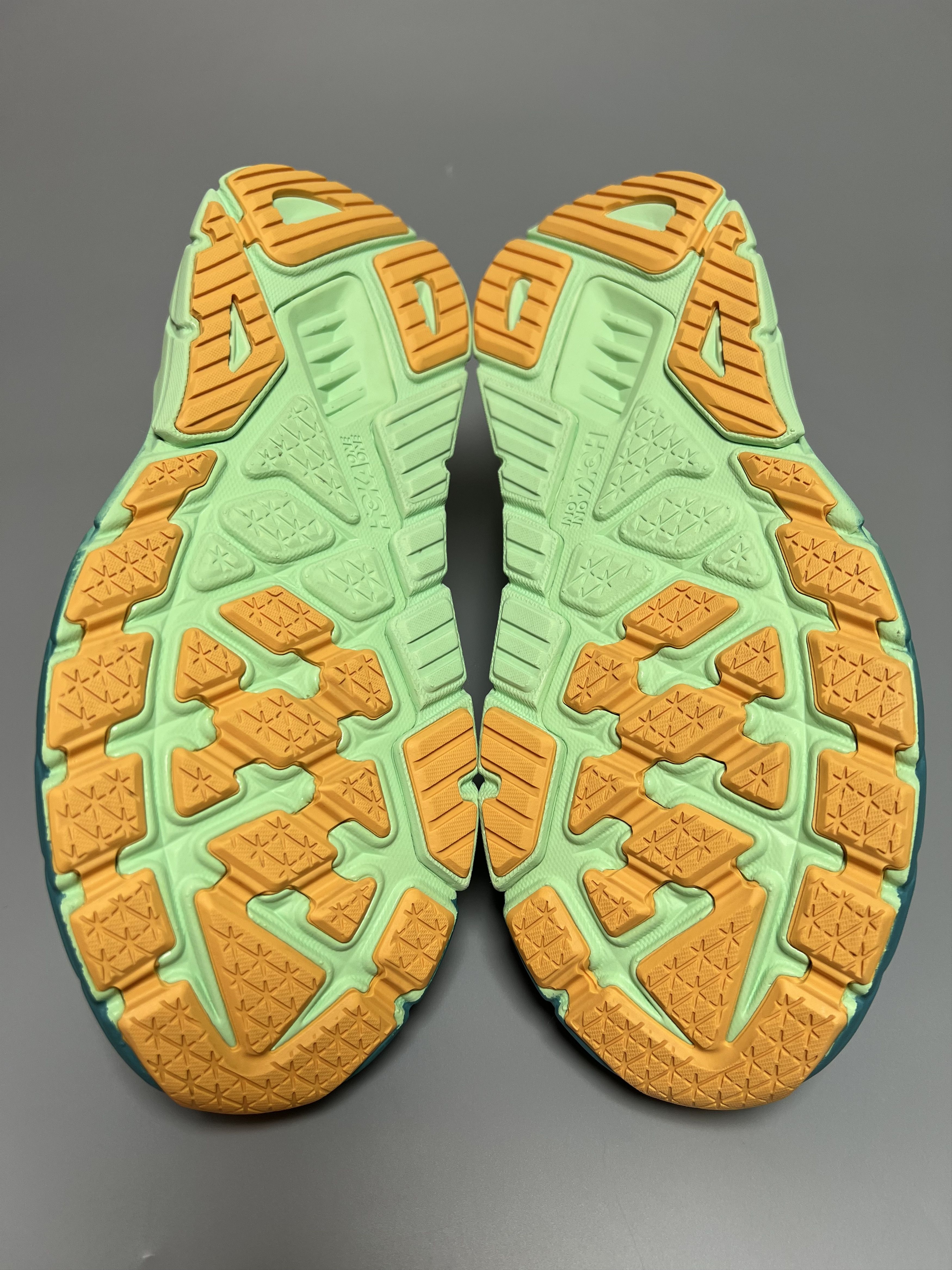 Hoka 9.5D Hoka One One Arahi 6 Running Shoes Walking Gym Size US 9.5 / EU 42-43 - 14 Thumbnail