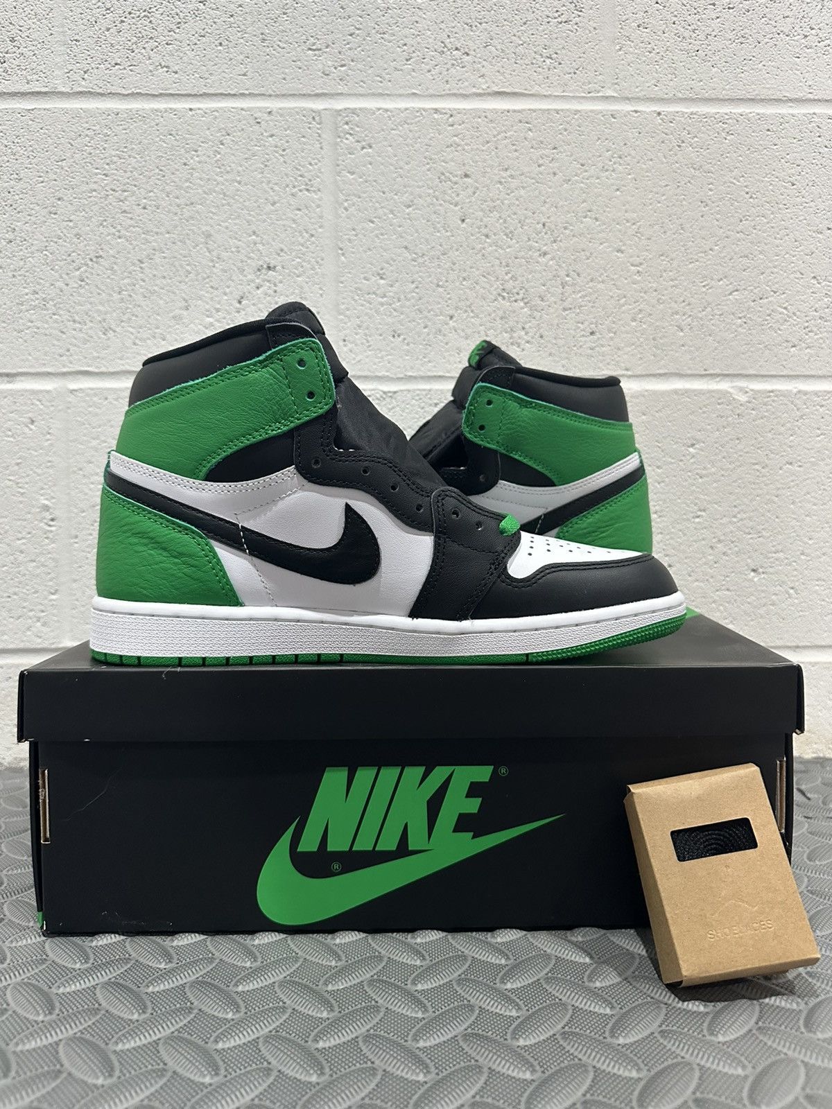 Jordan Brand Jordan 1 Retro OG High Pine Green Size 9 BRAND NEW Size US 9 / EU 42 - 2 Thumbnail