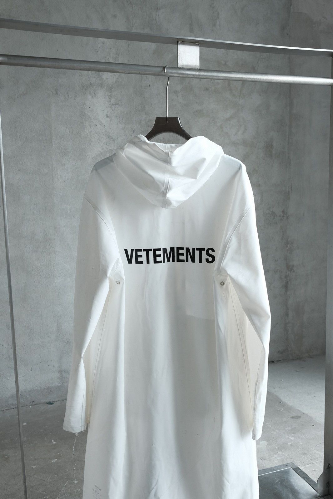 Vetements Vetements Rain Coat Size US XL / EU 56 / 4 - 2 Thumbnail