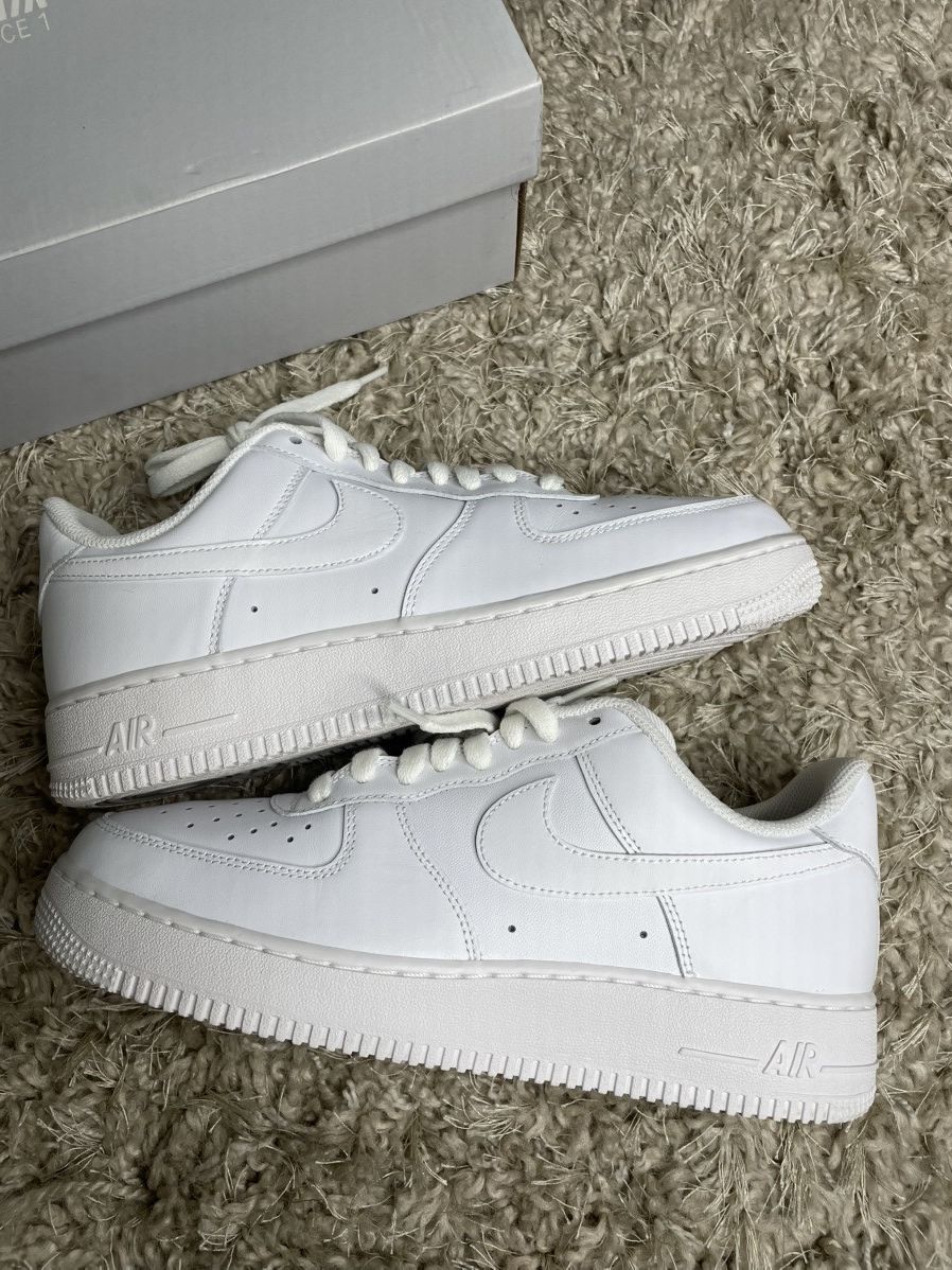 Nike Air Force 1 Triple White Size US 8.5 / EU 41-42 - 2 Thumbnail