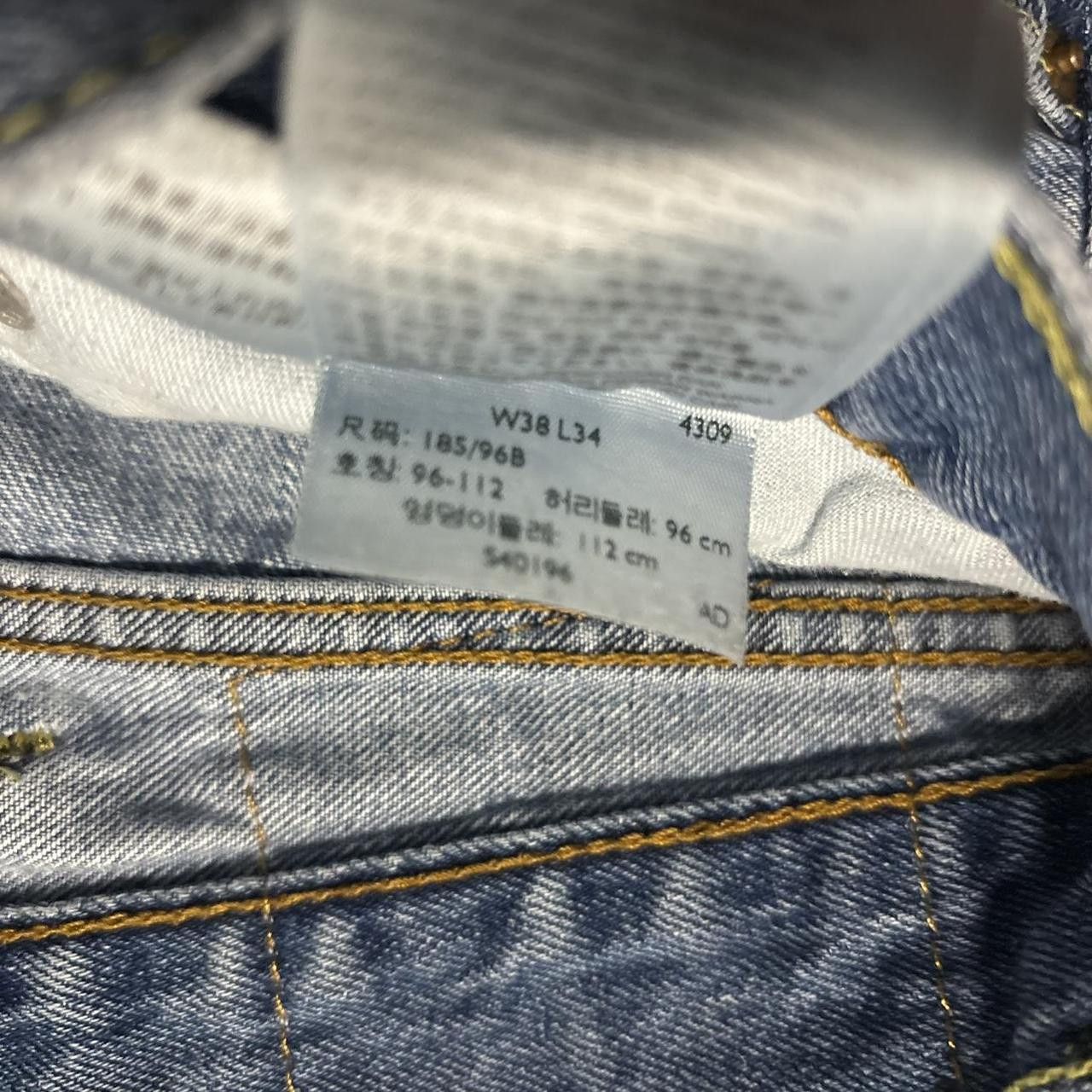Levi's × Vintage Crazy Vintage Y2K/2000s Grunge Levi’s Faded Medium Wash Essential Denim Jeans! Size US 36 / EU 52 - 8 Thumbnail