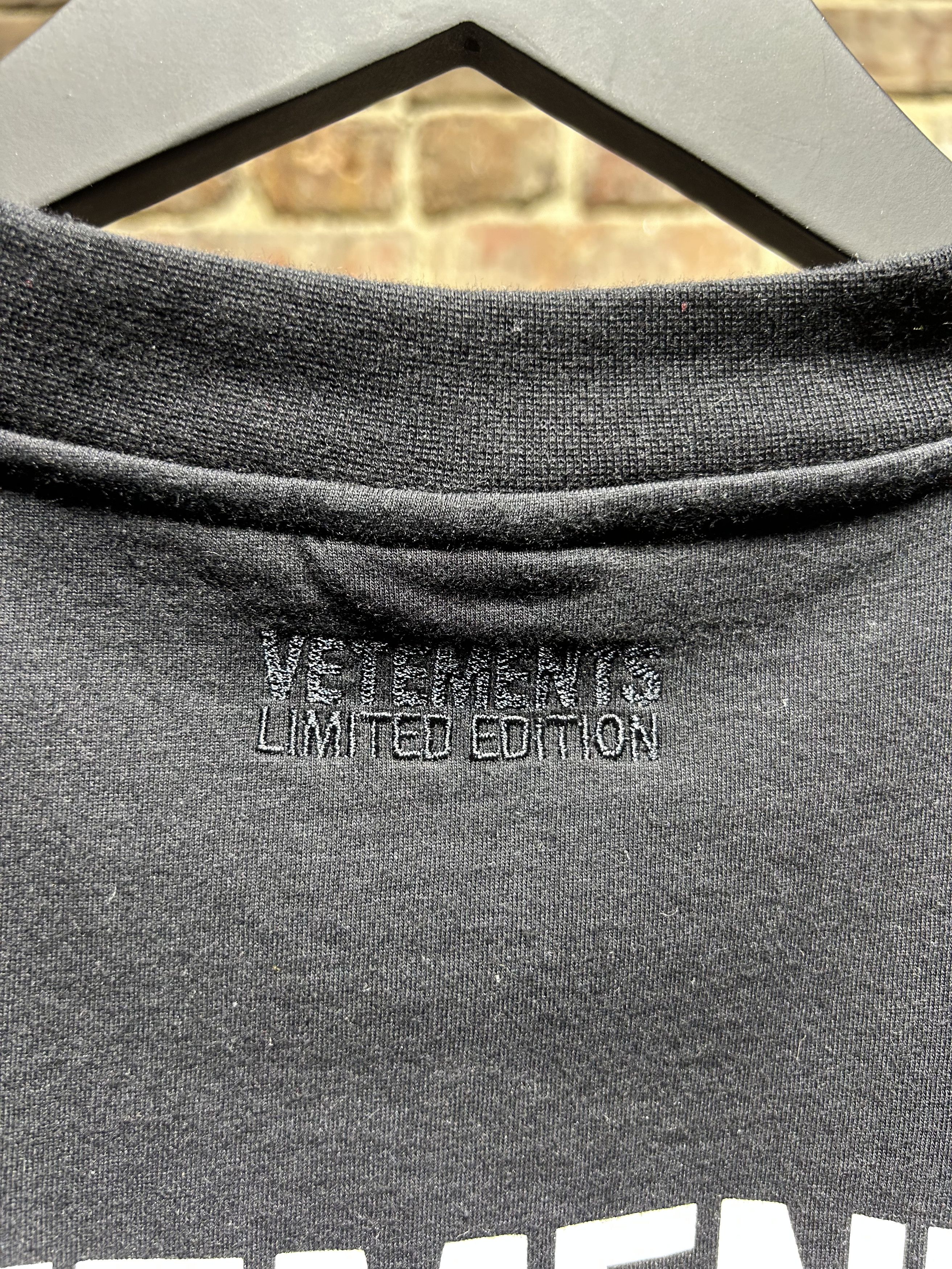 Vetements Vetements Translation Logo Tee Size US XS / EU 42 / 0 - 3 Thumbnail