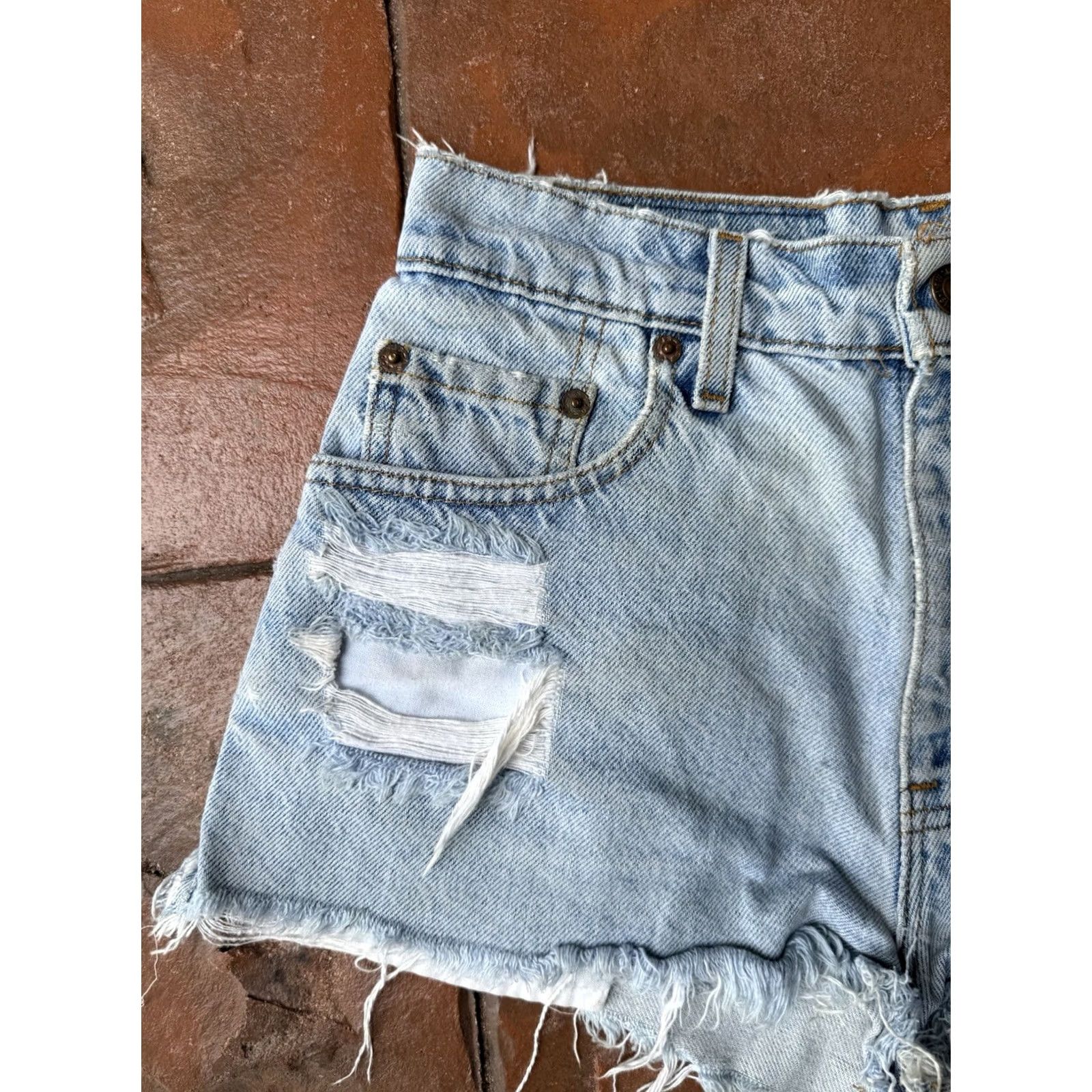 Levi's VINTAGE Levi's 550 Cut Off Jean Shorts Womens 7 Blue Denim Distressed USA Shorts 90s Mens? Womens Size 28" / US 6 / IT 42 - 4 Thumbnail