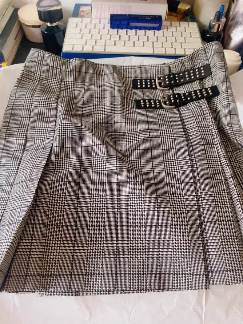 Valentino Valentino Pleated skirt with plaid leather buttons Size XS / US 0-2 / IT 36-38 - 2 Thumbnail
