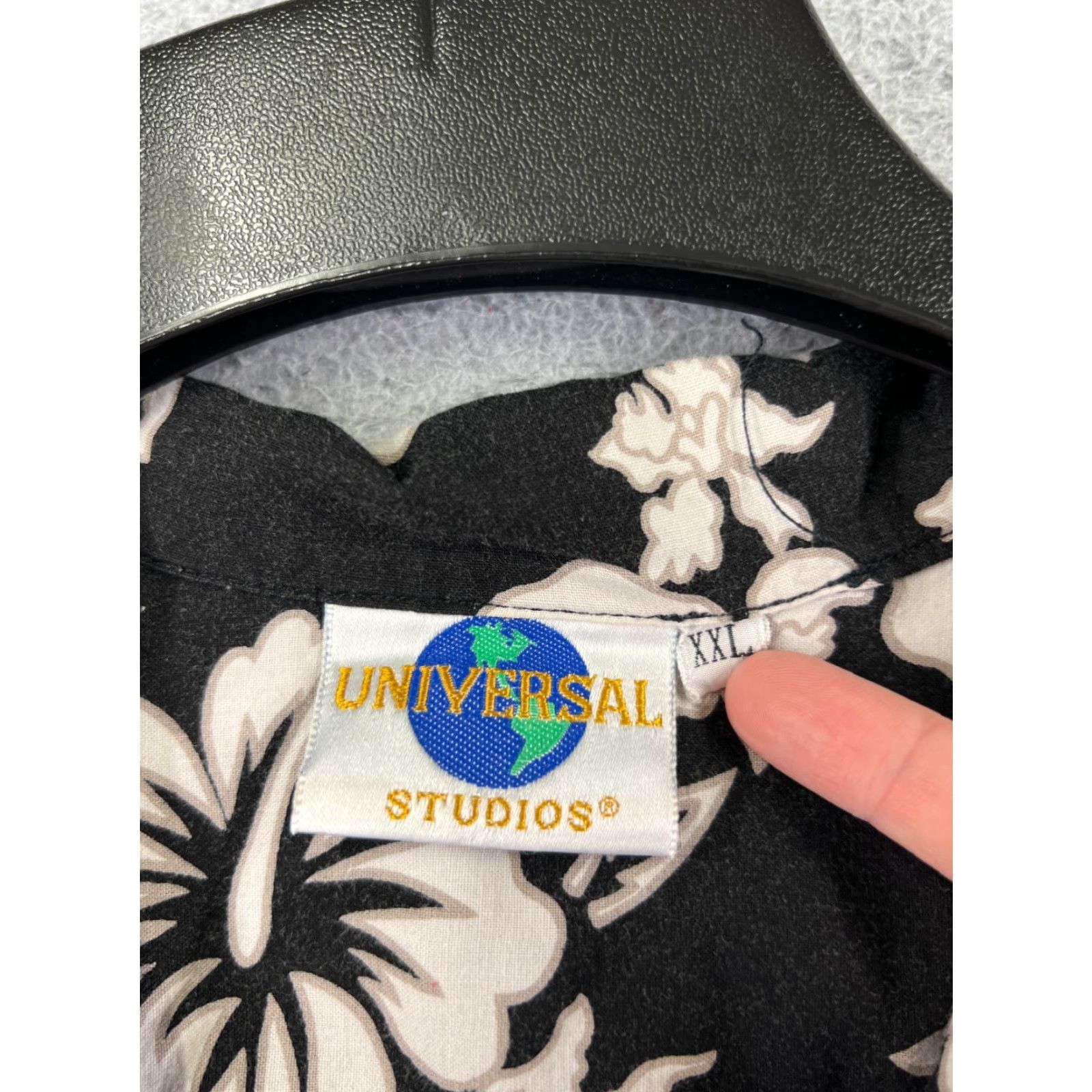 Vintage VINTAGE Universal Studios Shirt Men 2XL Black Floral Hawaiian Button-Up Size US XXL / EU 58 / 5 - 7 Thumbnail