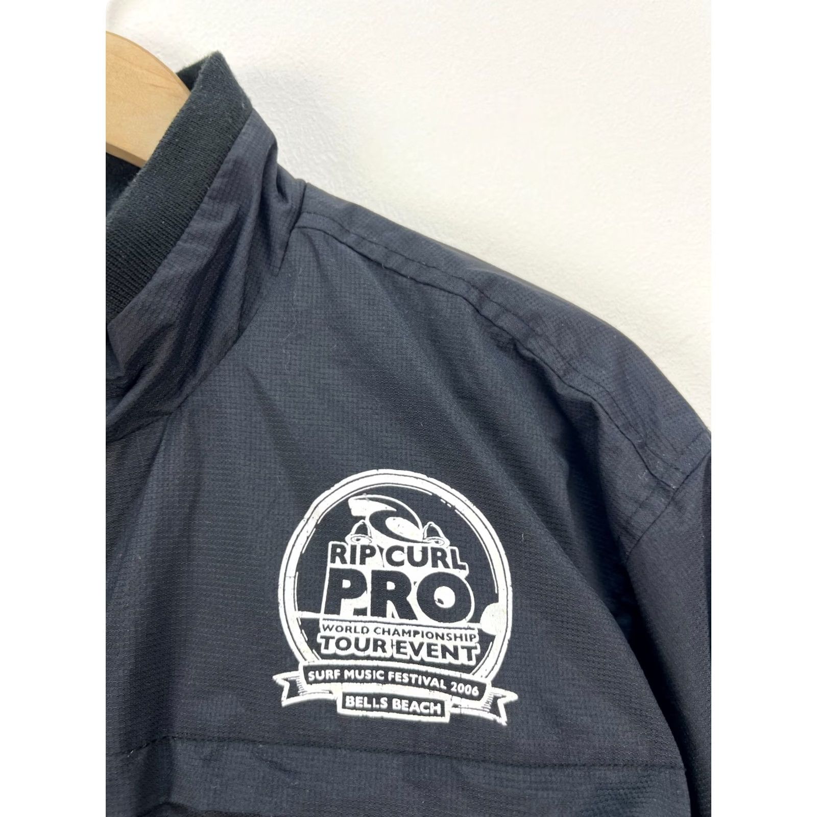 Rip Curl VINTAGE RIP CURL Jacket Reversible Pro Bells Beach Surf Music Festival 2006 Size L Red Mens Jacket Size US L / EU 52-54 / 3 - 6 Thumbnail